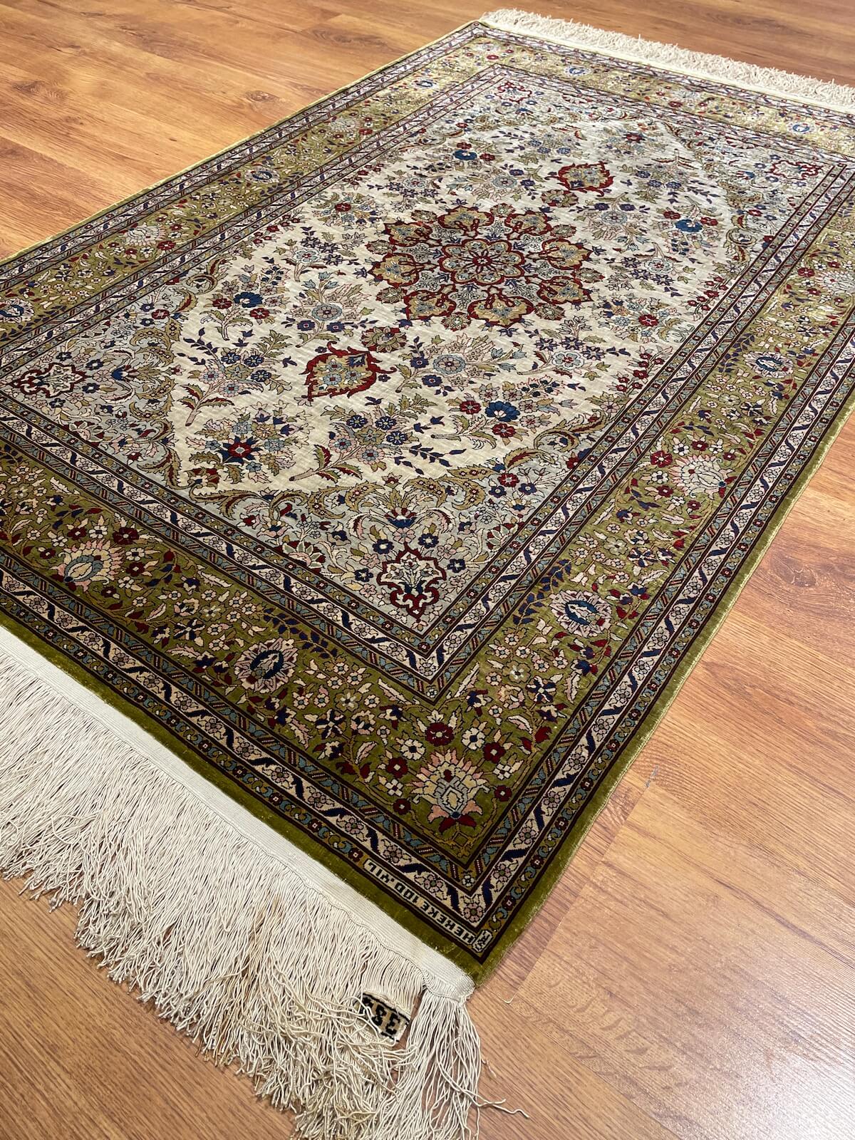 Hereke Saf İpek Madalyon Desenli El Dokuma Halı