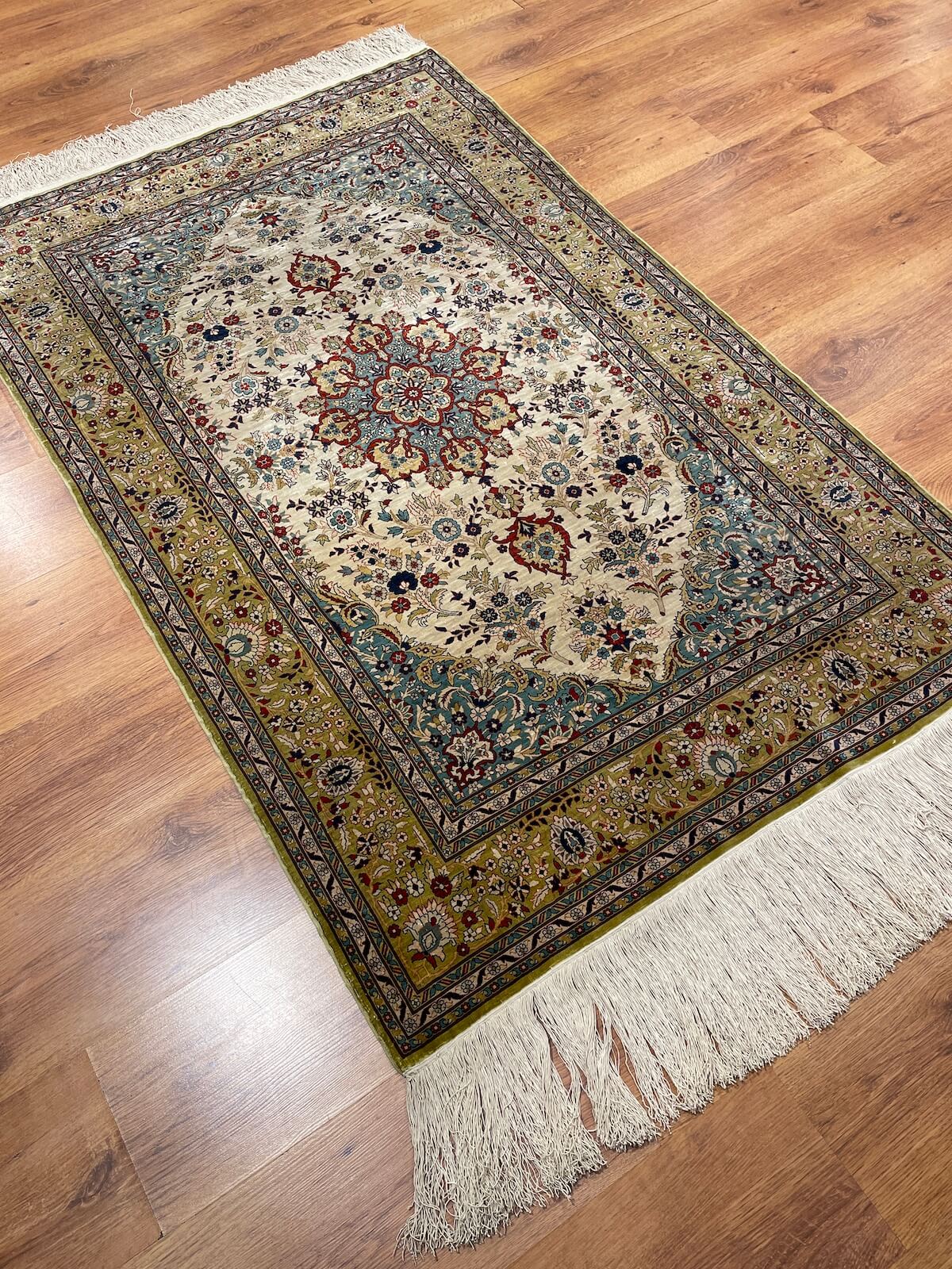 Hereke Saf İpek Madalyon Desenli El Dokuma Halı
