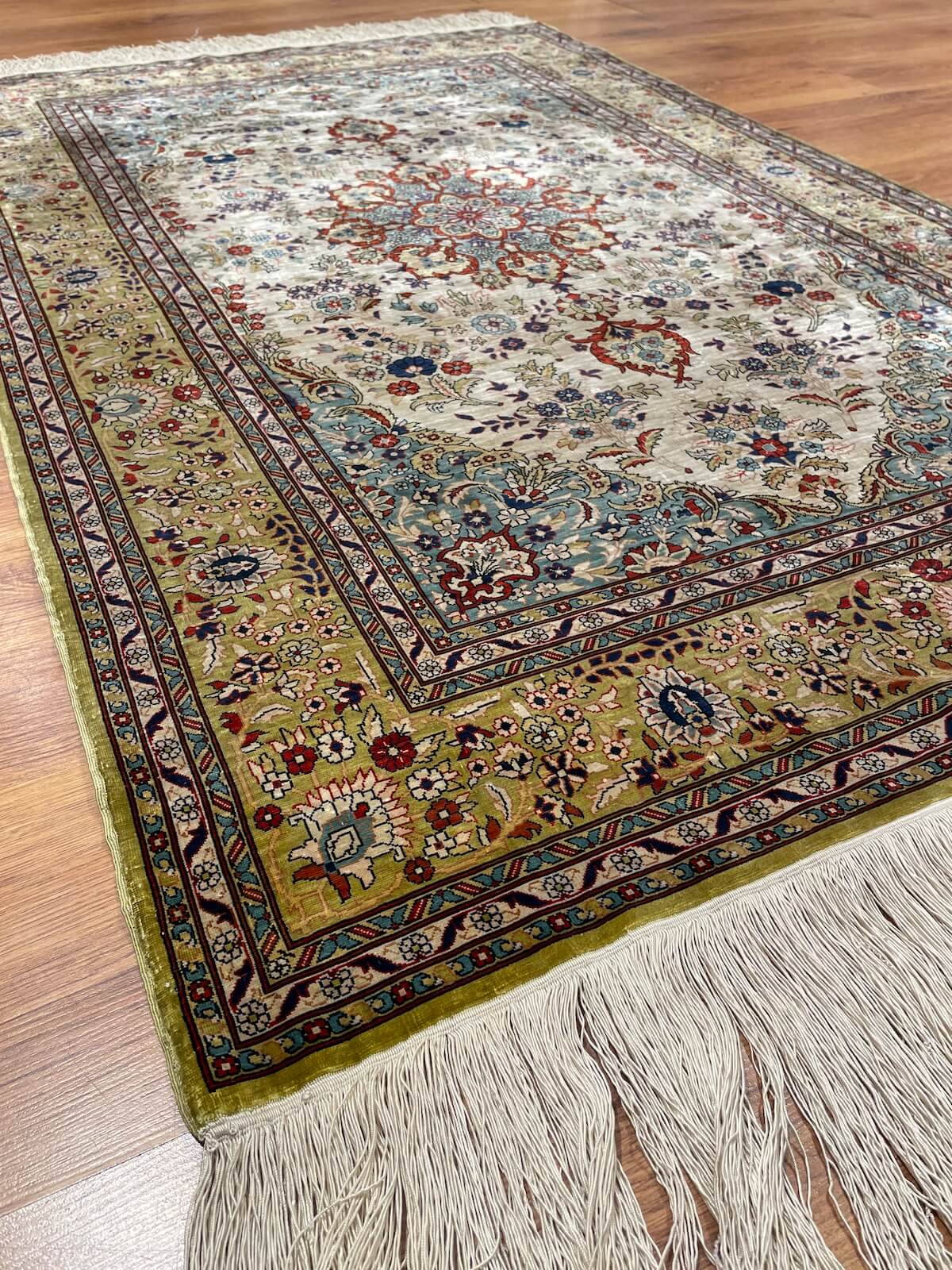 Hereke Saf İpek Madalyon Desenli El Dokuma Halı