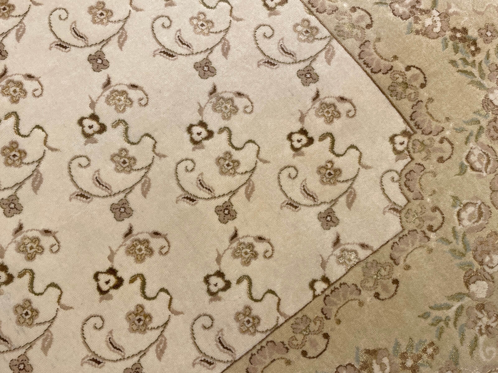 Mahidevran İpekli Uşak El Dokuma Halı