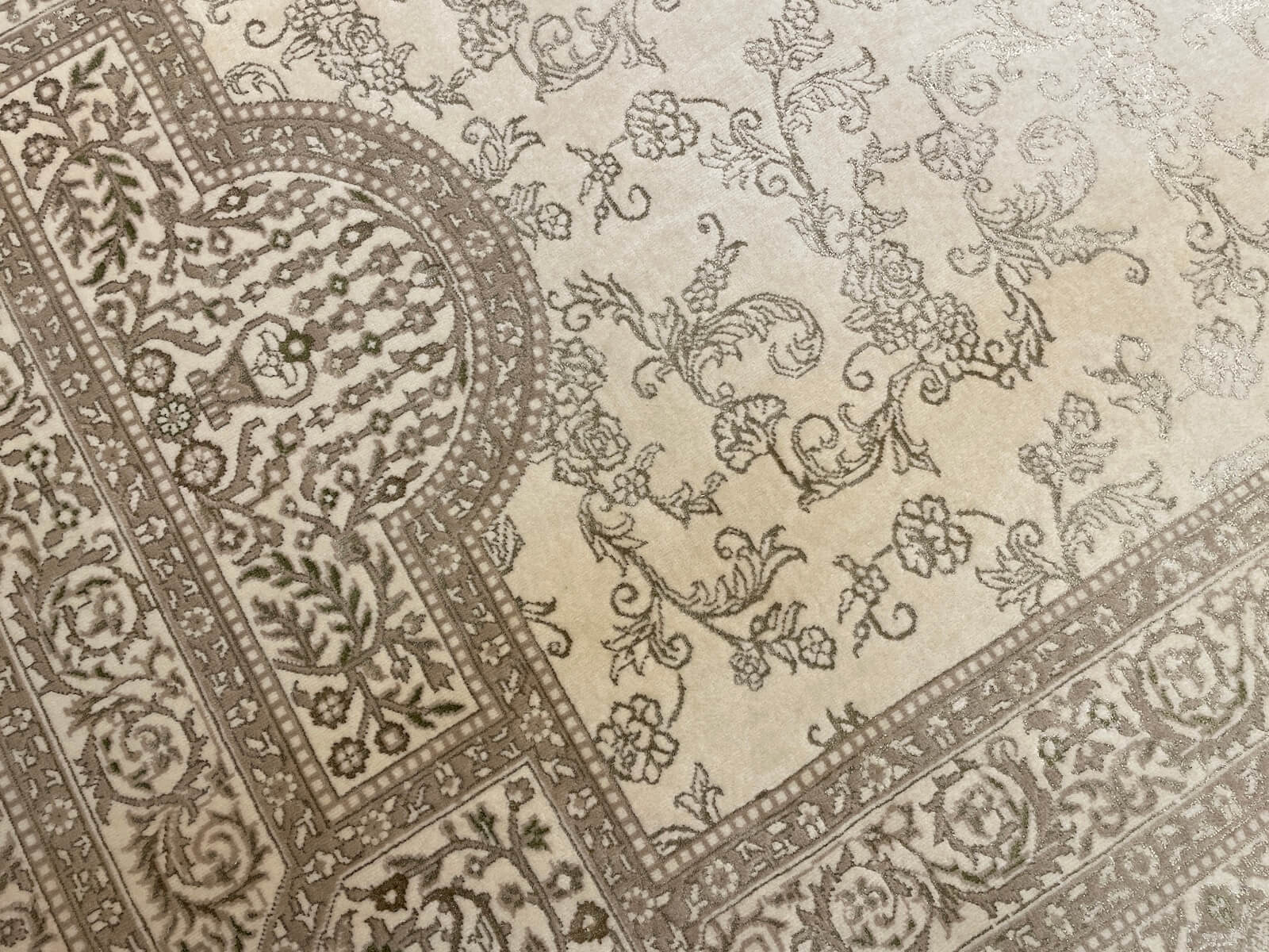 Mahidevran İpekli Uşak El Dokuma Halı