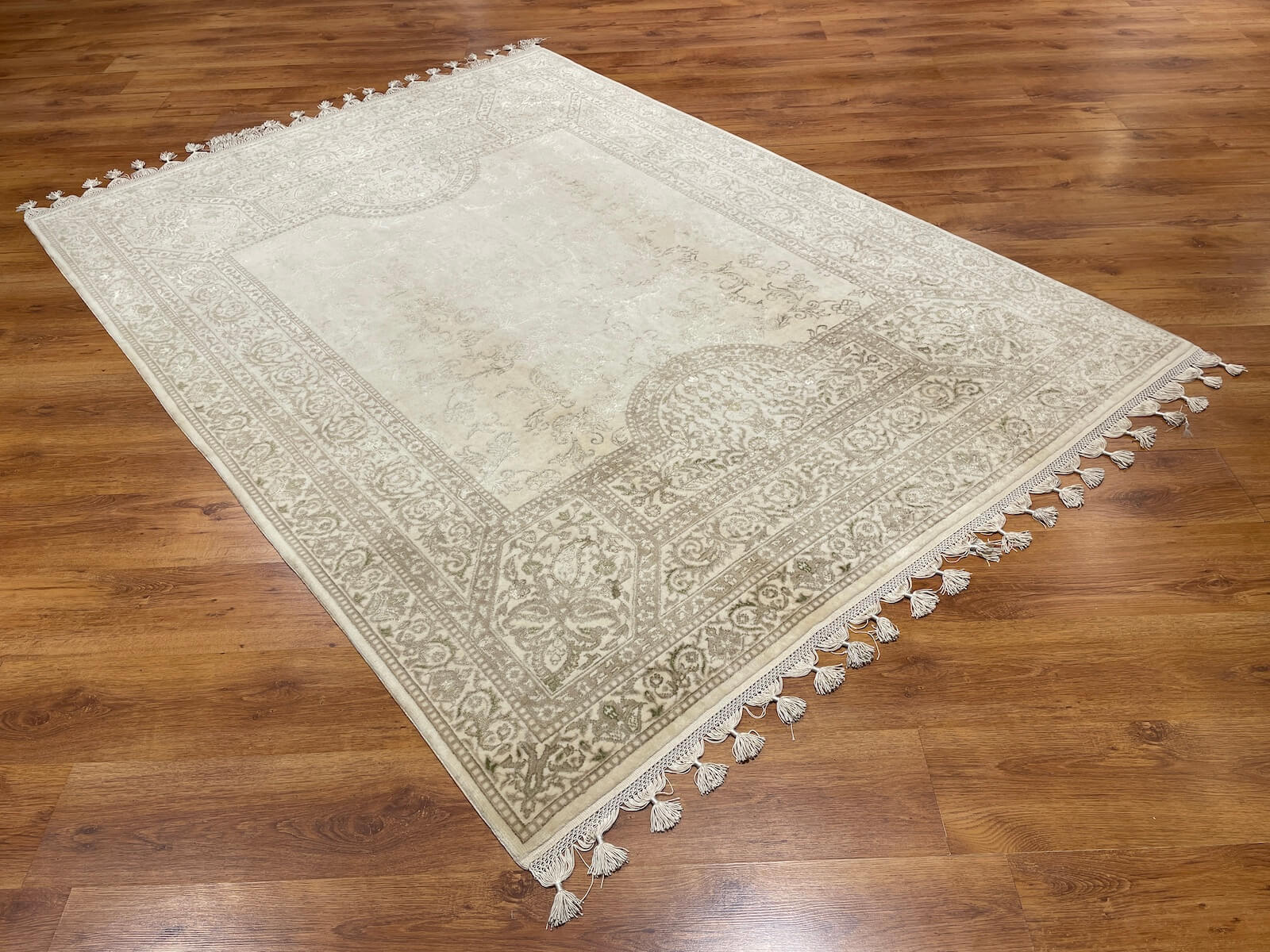 Mahidevran İpekli Uşak El Dokuma Halı