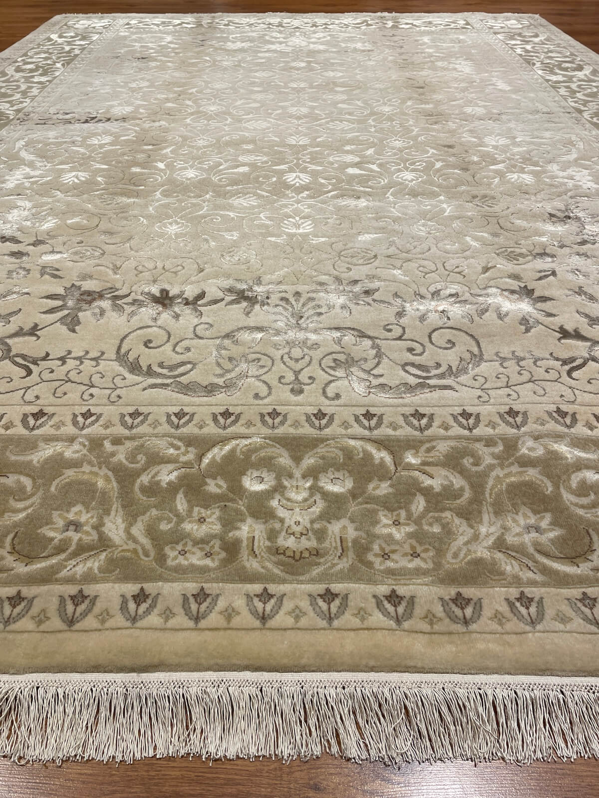 Nazende İpekli Uşak El Dokuma Halı