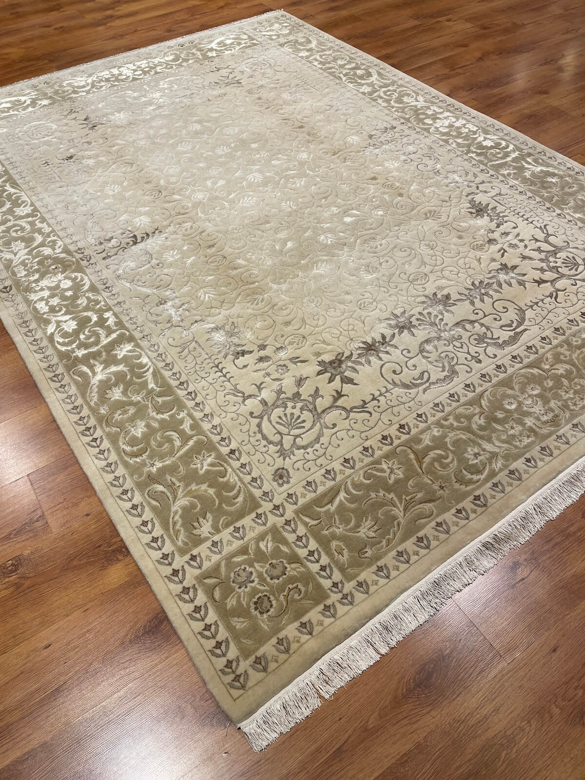 Nazende İpekli Uşak El Dokuma Halı