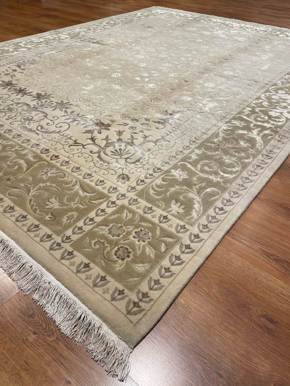 Nazende İpekli Uşak El Dokuma Halı