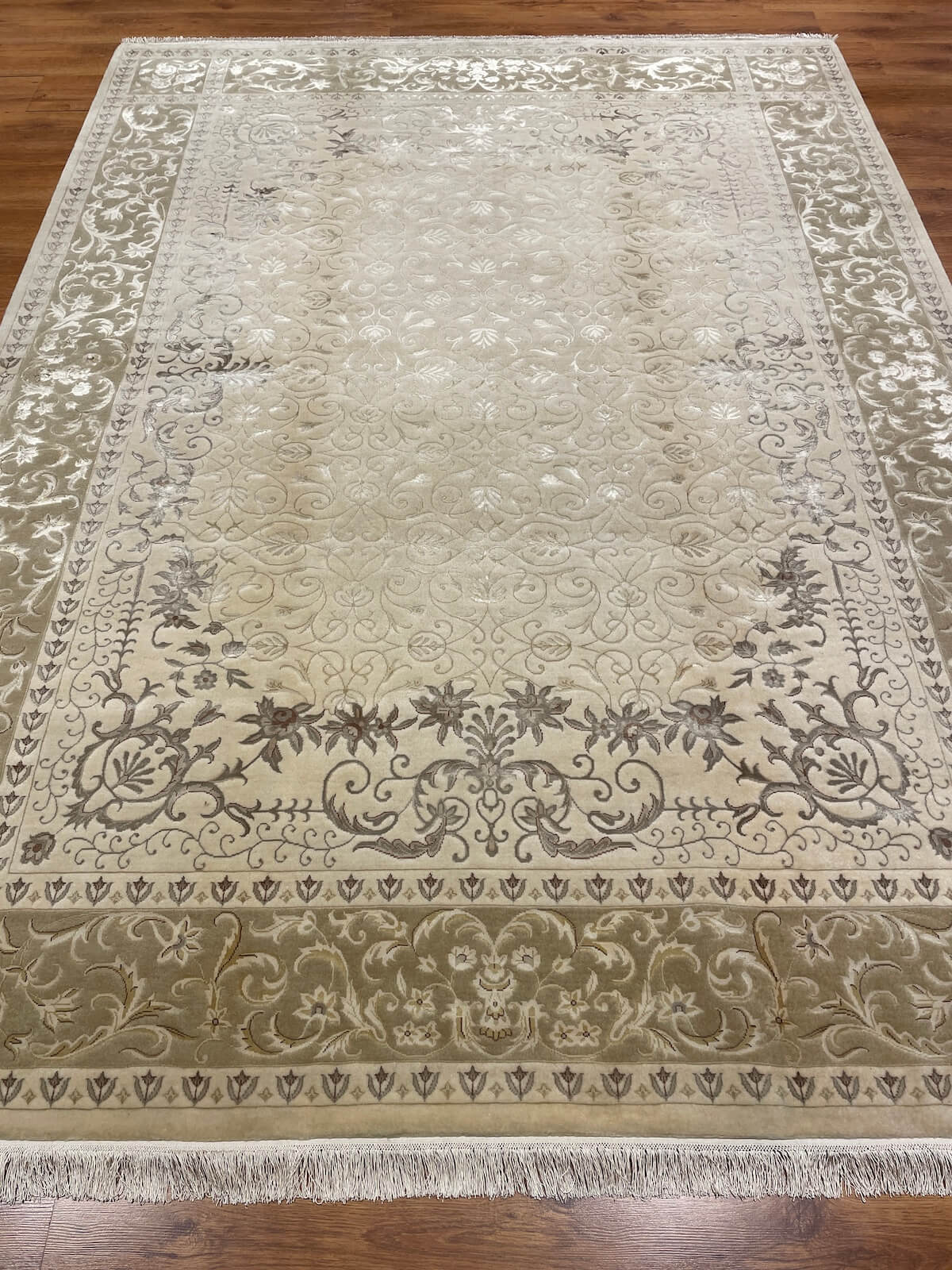 Nazende İpekli Uşak El Dokuma Halı