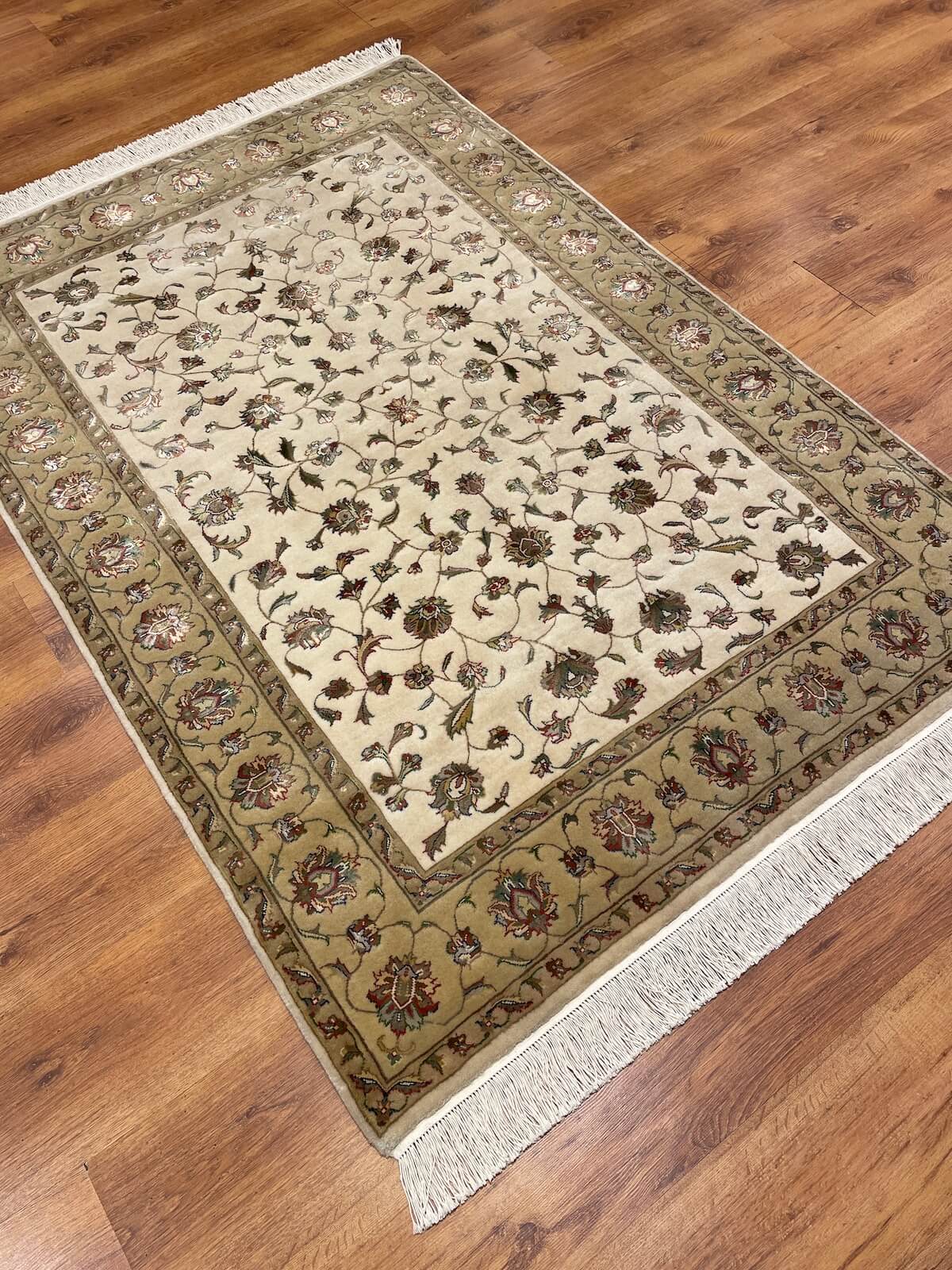 Nazende İpekli Uşak El Dokuma Halı