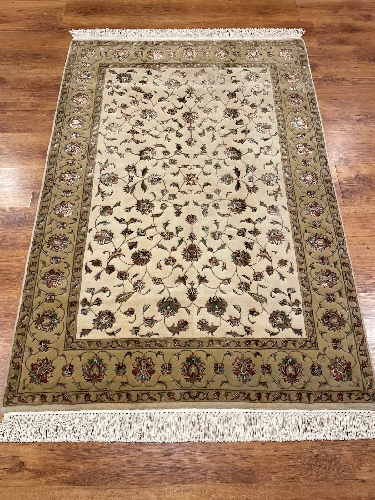 Nazende İpekli Uşak El Dokuma Halı