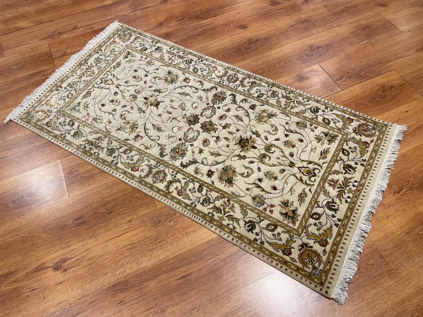 Nazende İpekli Uşak El Dokuma Halı