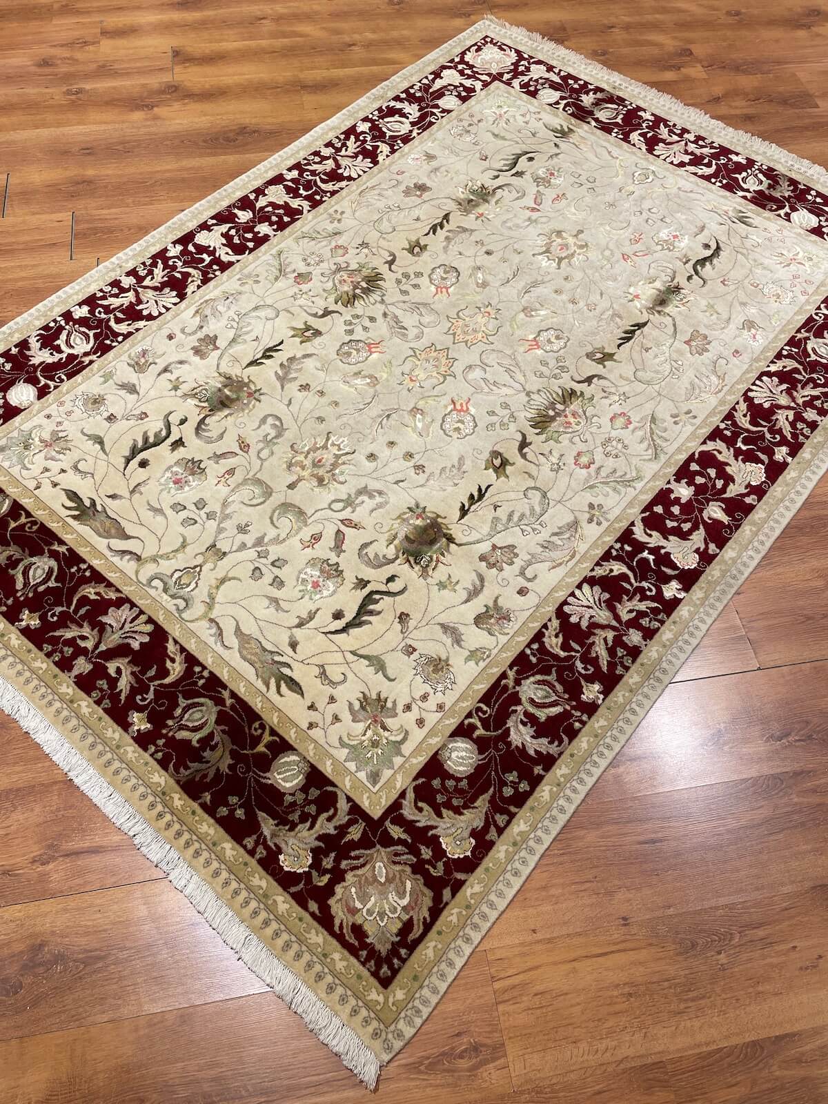 Nazende İpekli Uşak El Dokuma Halı