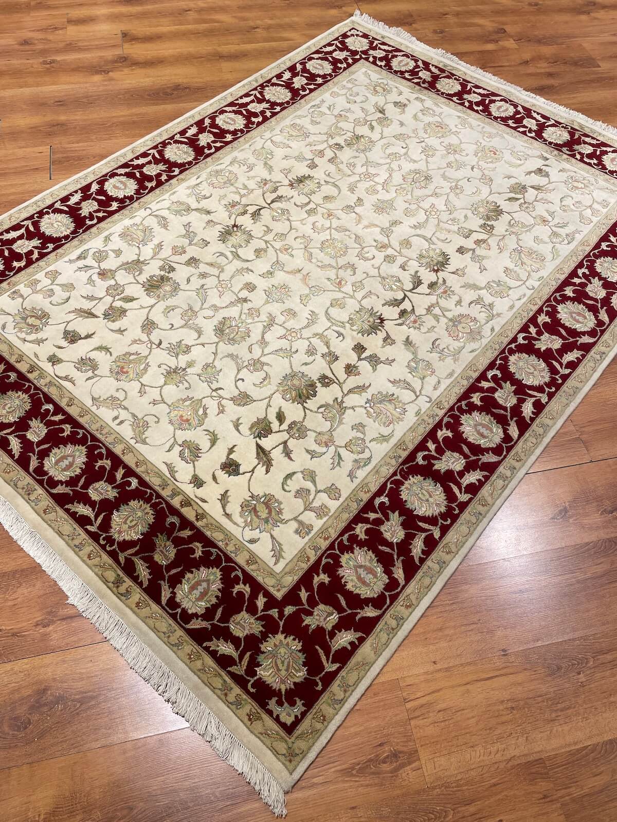 Nazende İpekli Uşak El Dokuma Halı