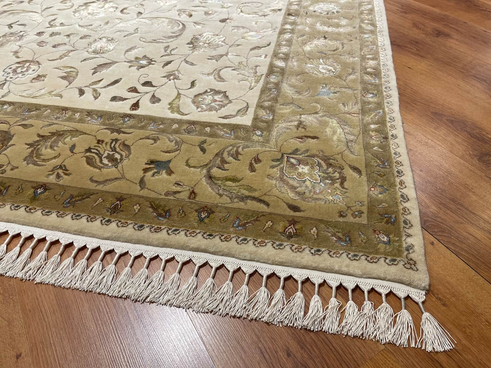 Nazende İpekli Uşak El Dokuma Halı