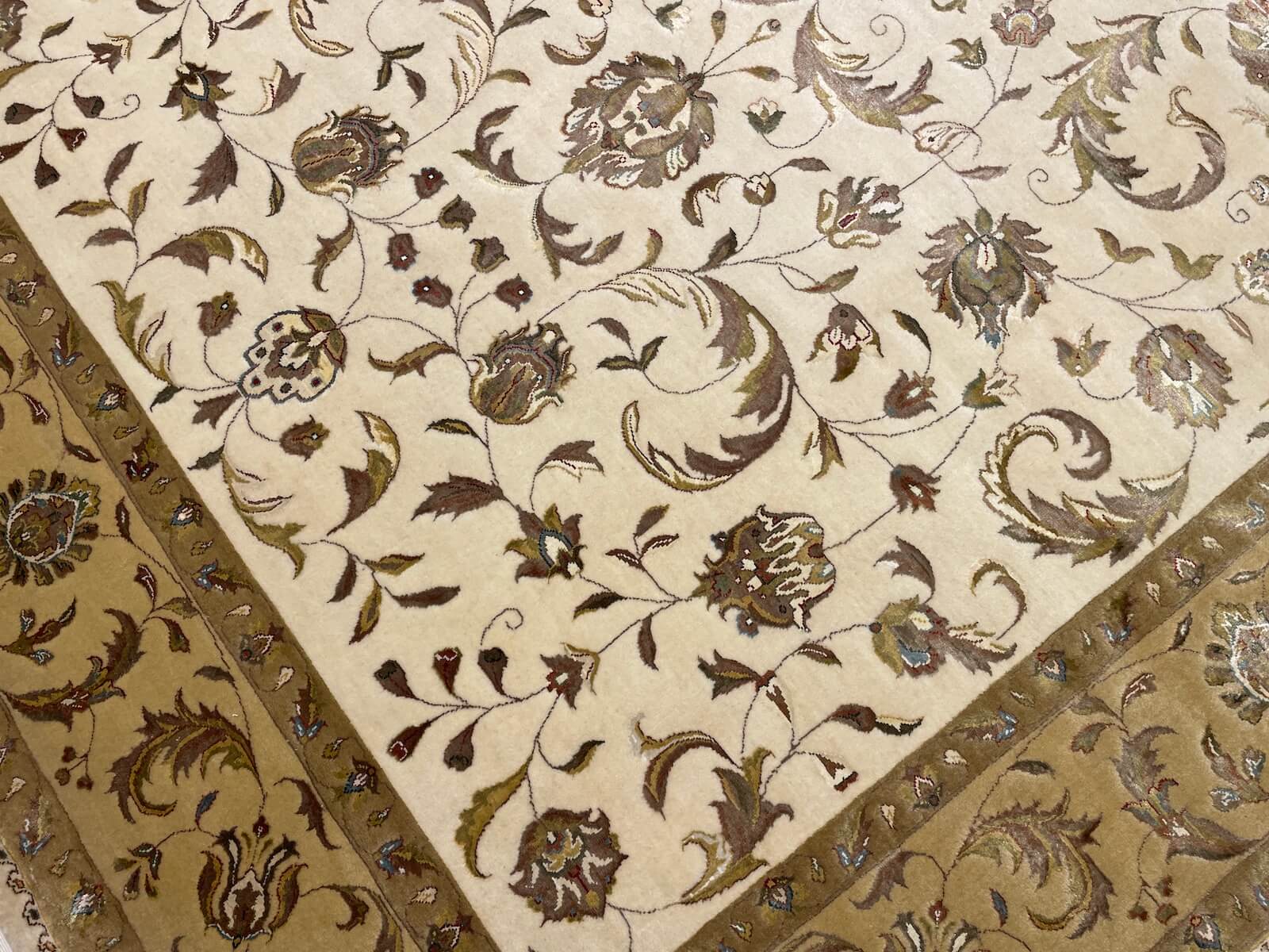 Nazende İpekli Uşak El Dokuma Halı