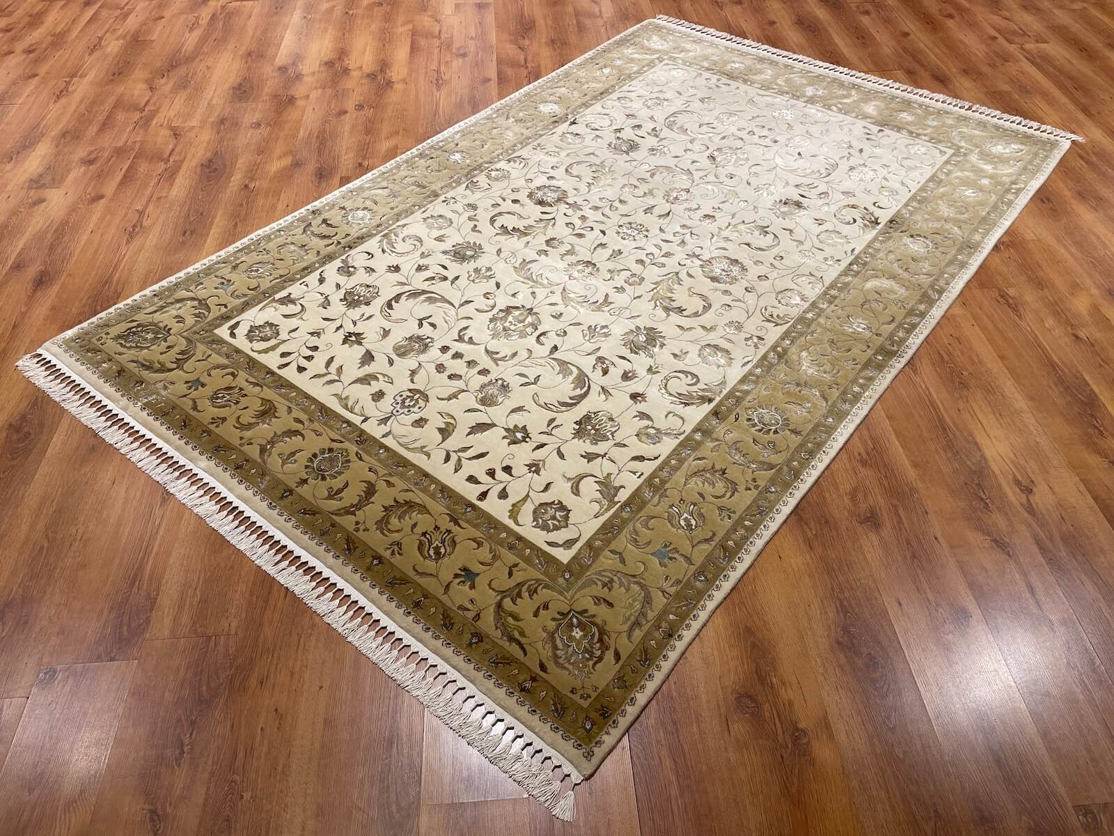 Nazende İpekli Uşak El Dokuma Halı