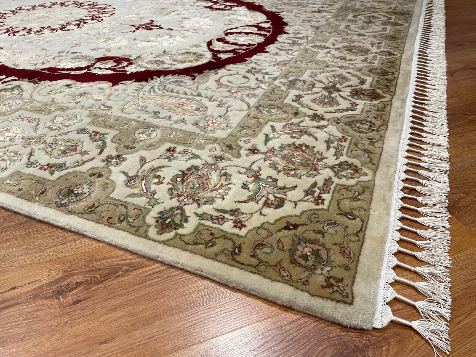 Nazende İpekli Uşak El Dokuma Halı