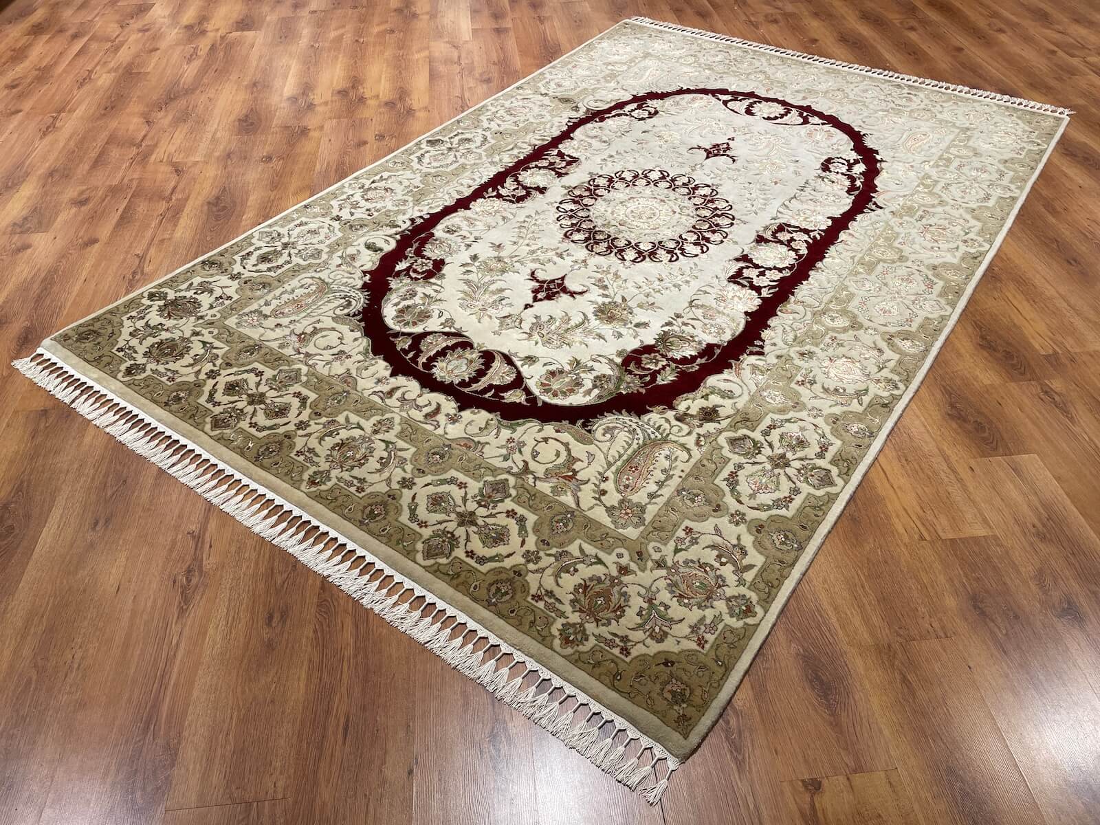 Nazende İpekli Uşak El Dokuma Halı