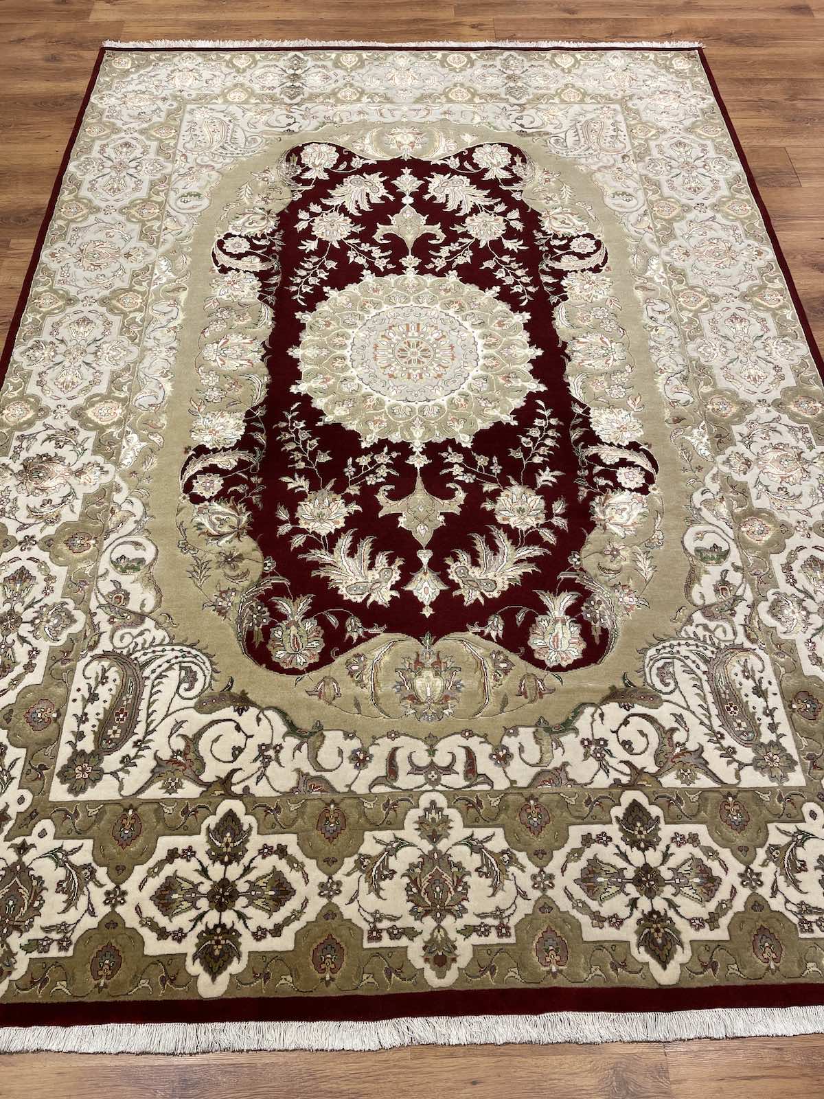 Nazende İpekli Uşak El Dokuma Halı