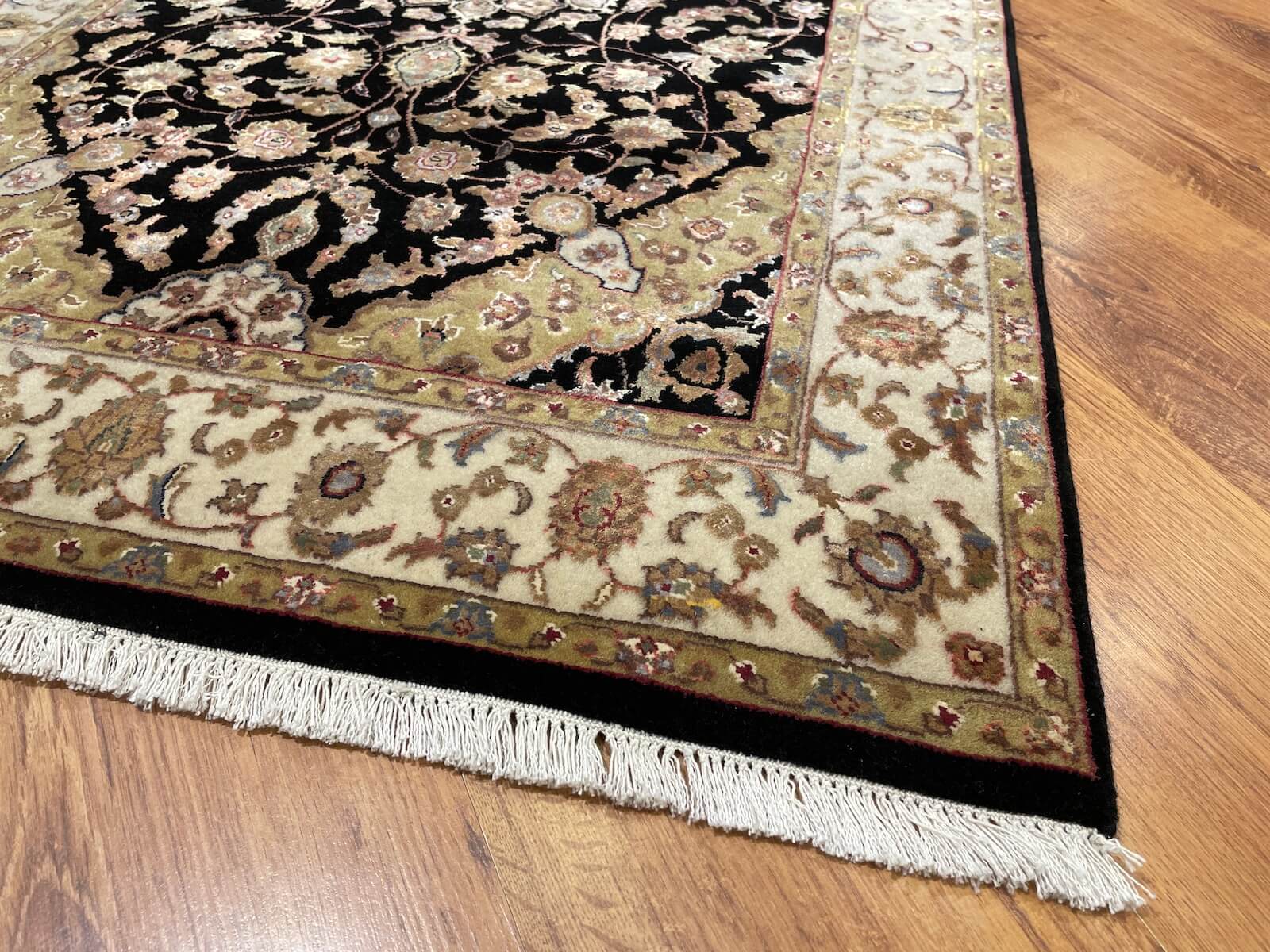 Nazende İpekli Uşak El Dokuma Halı