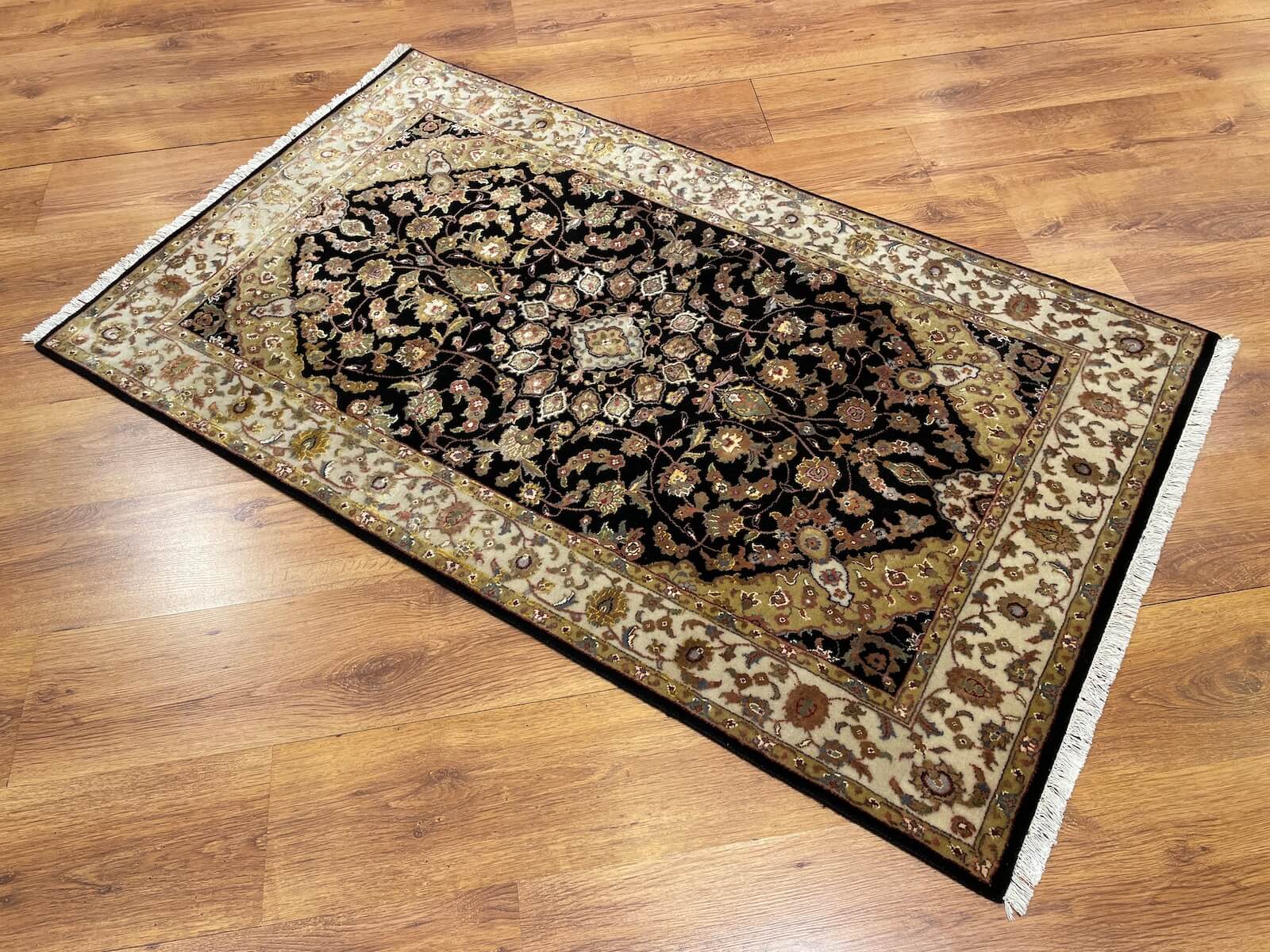 Nazende İpekli Uşak El Dokuma Halı