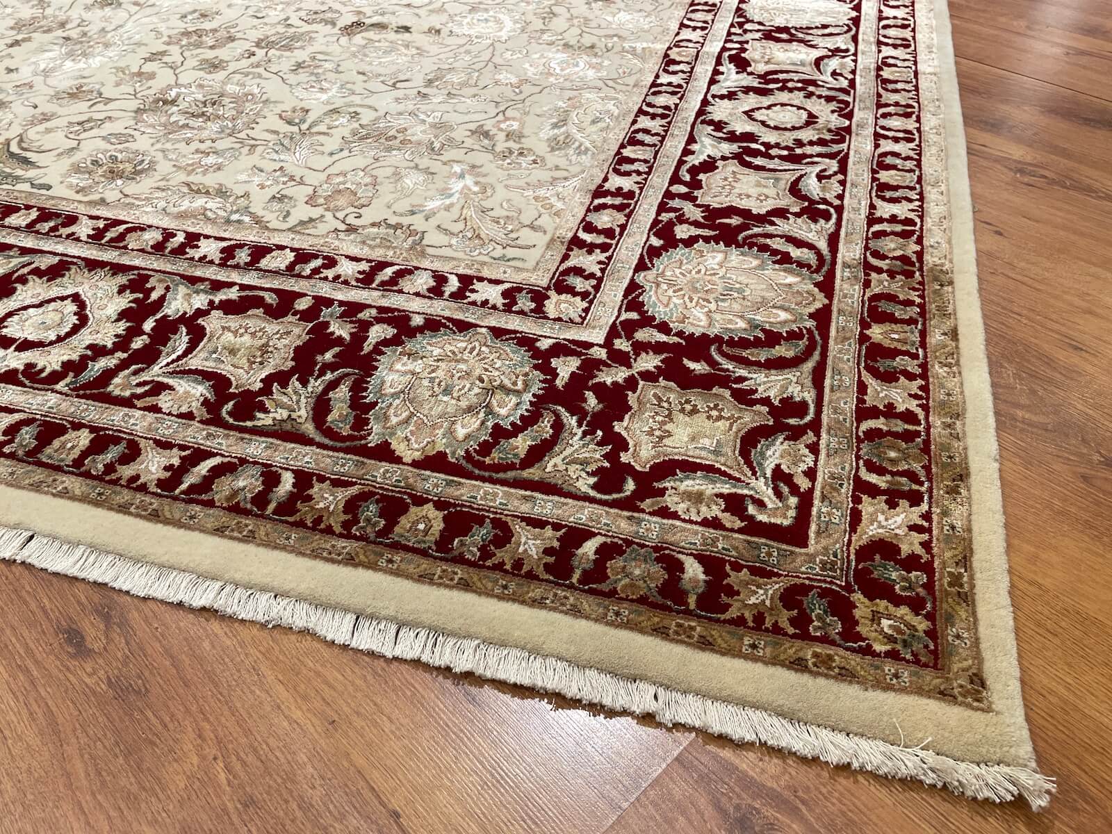 Nazende İpekli Uşak El Dokuma Halı