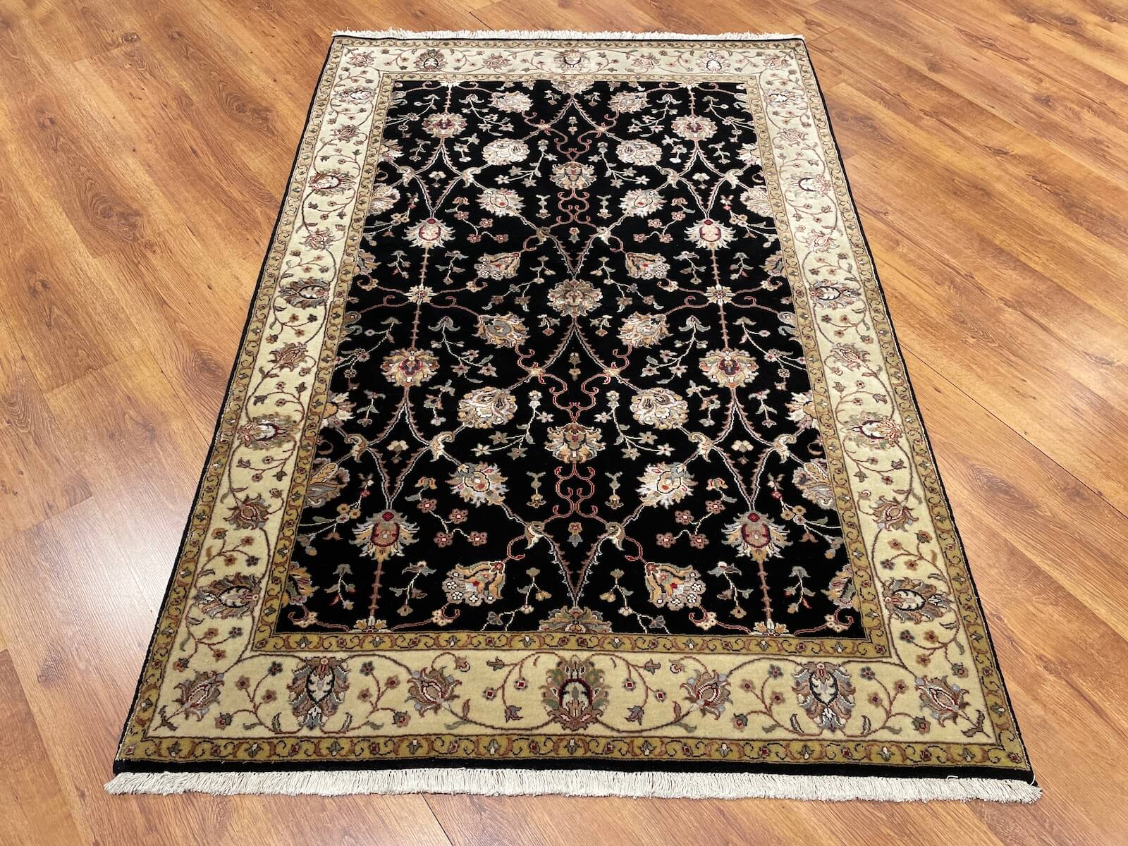 Nazende İpekli Uşak El Dokuma Halı