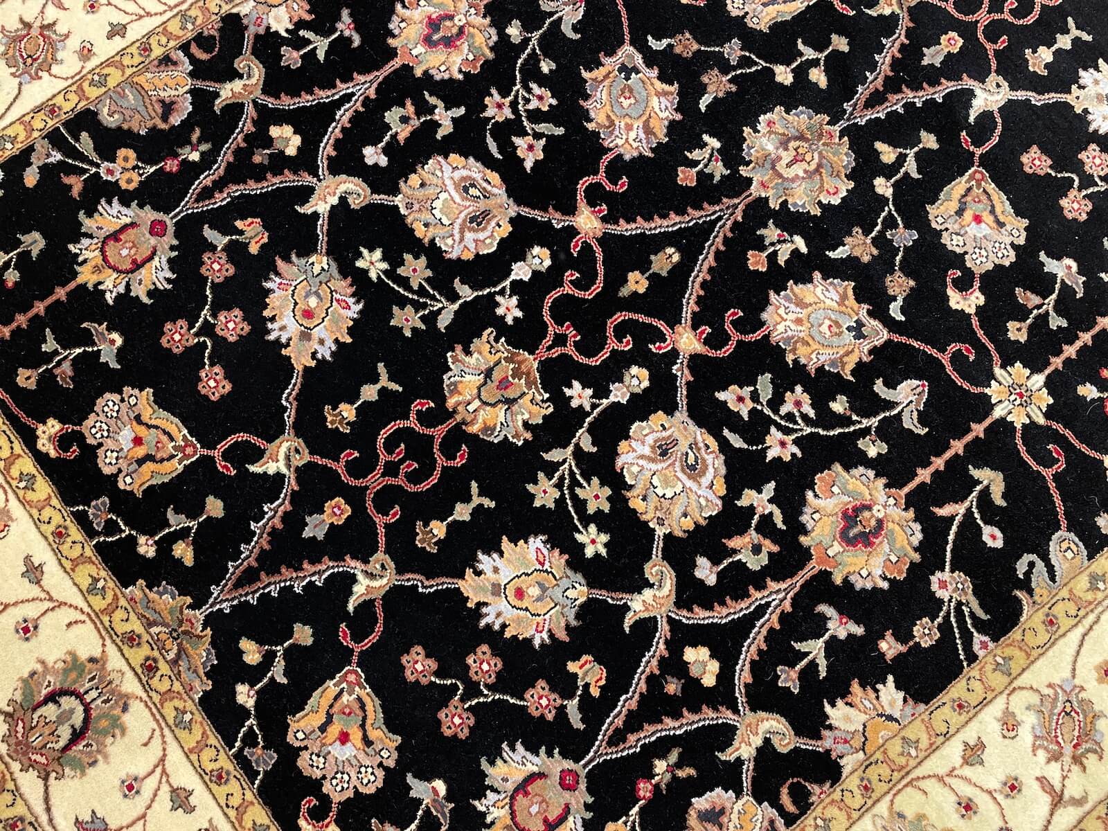 Nazende İpekli Uşak El Dokuma Halı