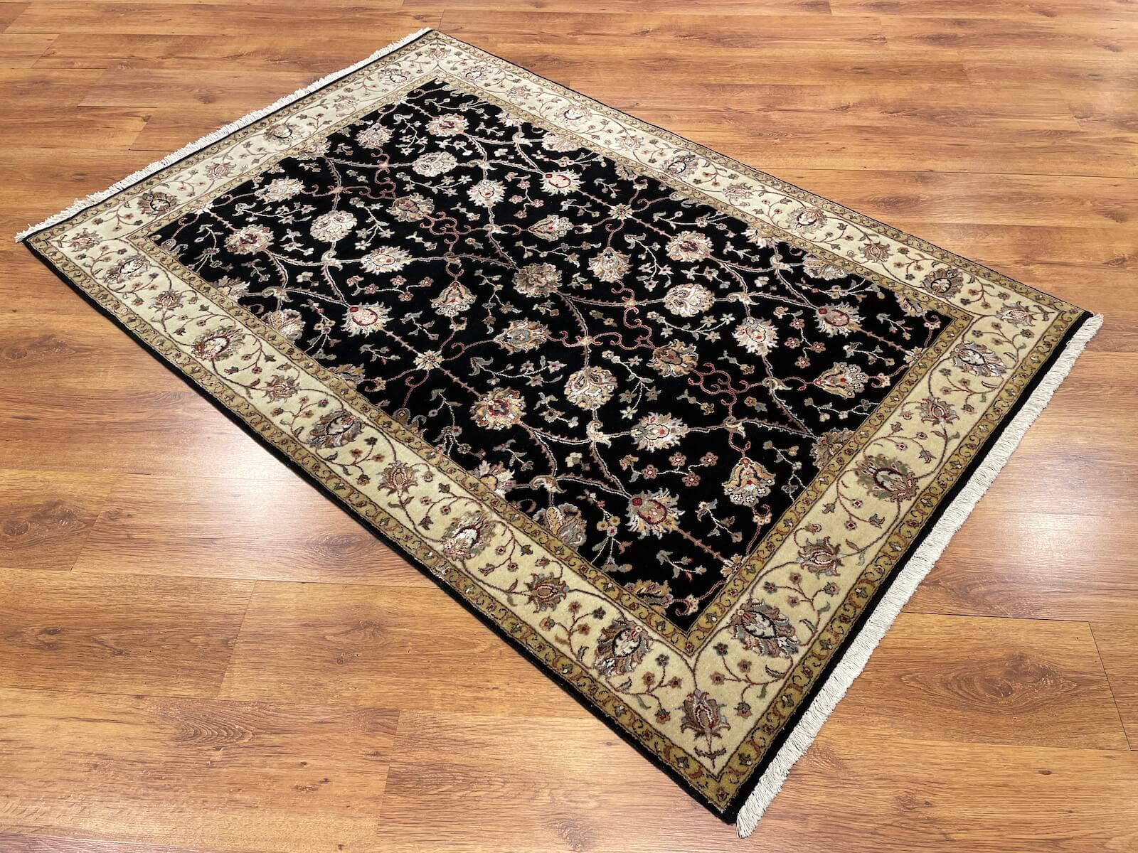 Nazende İpekli Uşak El Dokuma Halı