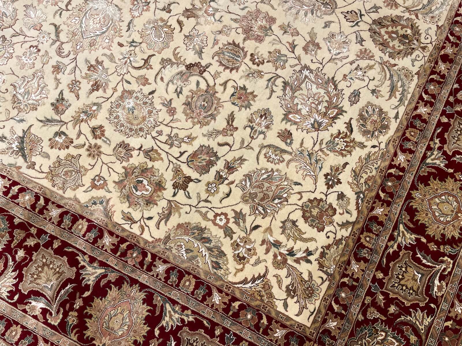 Nazende İpekli Uşak El Dokuma Halı