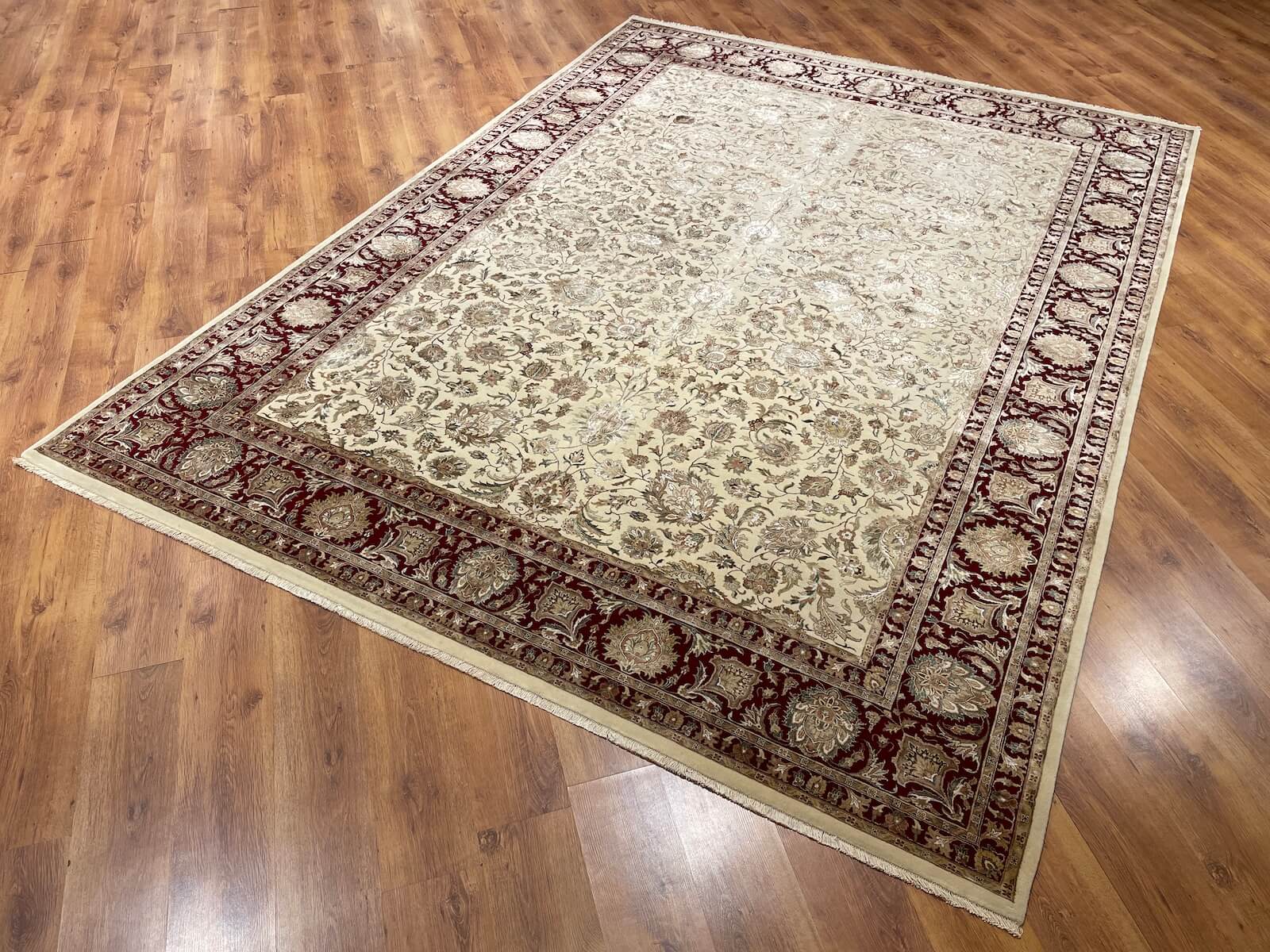 Nazende İpekli Uşak El Dokuma Halı