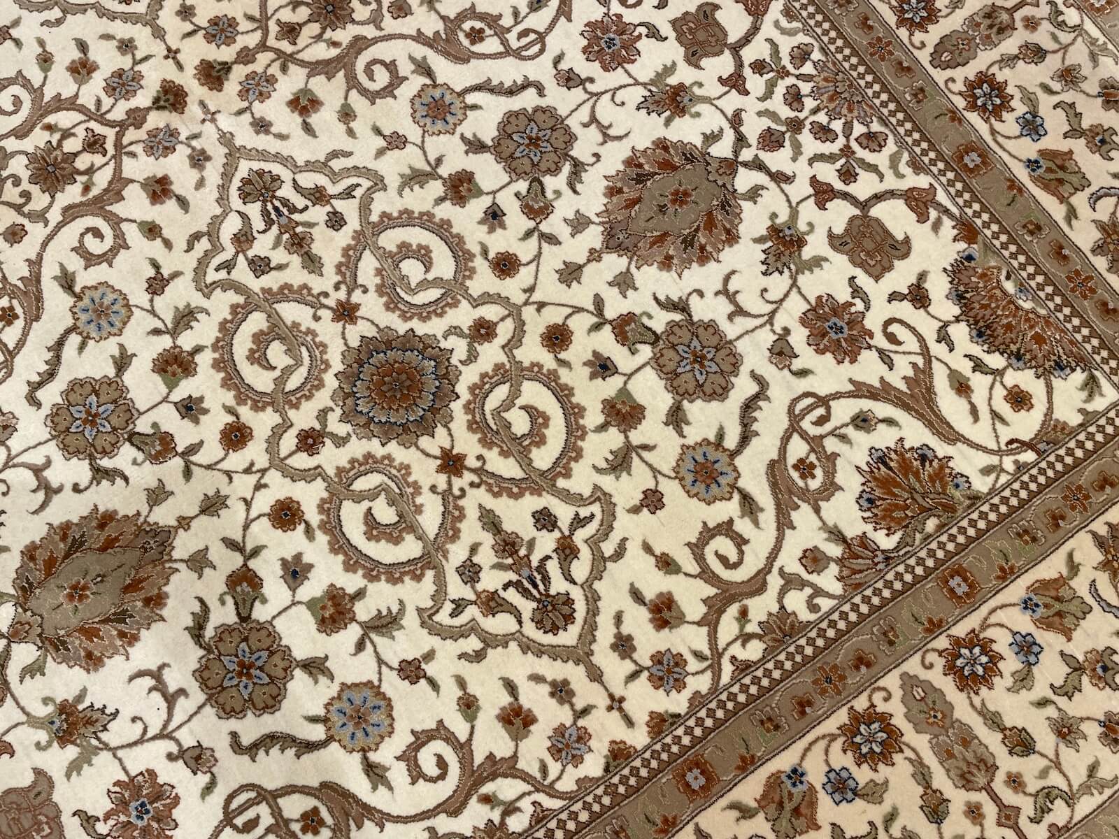 Nazende İpekli Uşak El Dokuma Halı