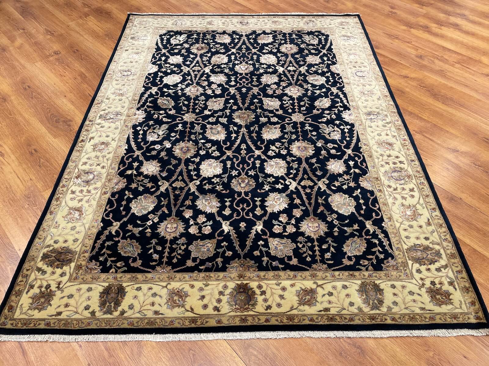 Nazende İpekli Uşak El Dokuma Halı