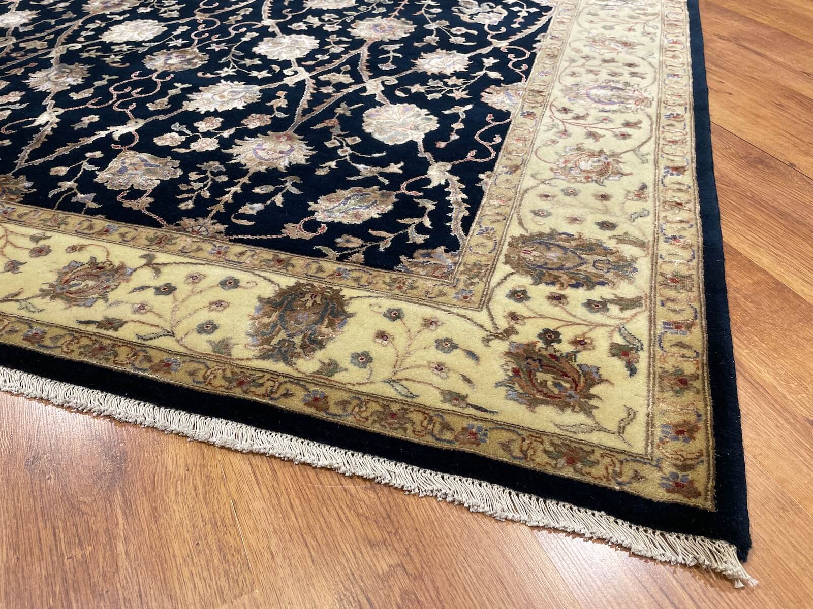 Nazende İpekli Uşak El Dokuma Halı