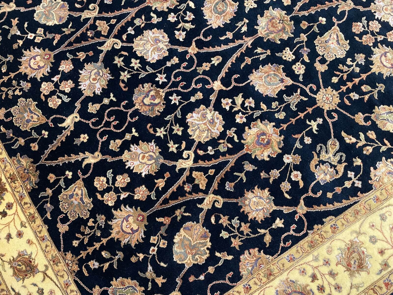 Nazende İpekli Uşak El Dokuma Halı