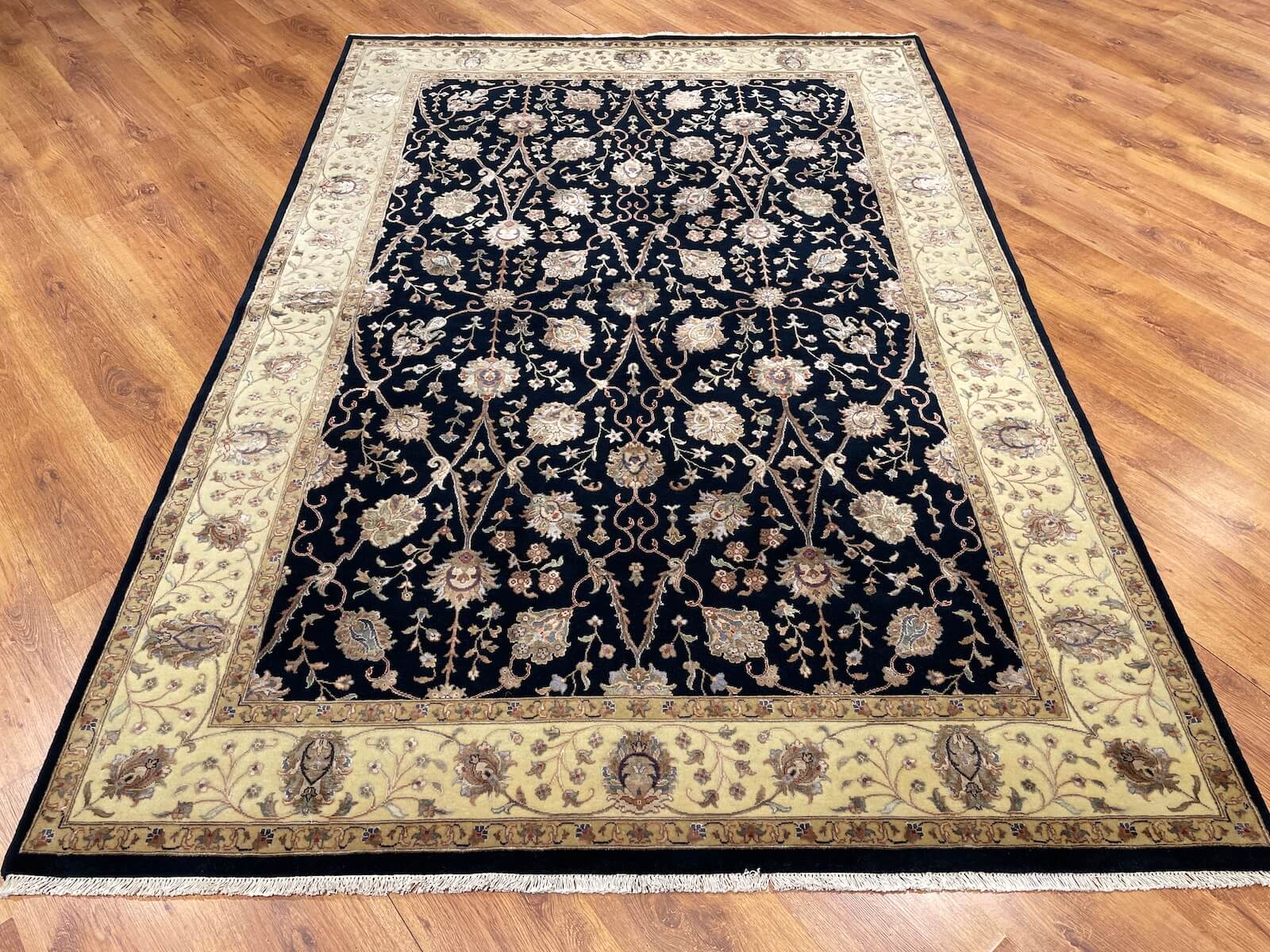 Nazende İpekli Uşak El Dokuma Halı