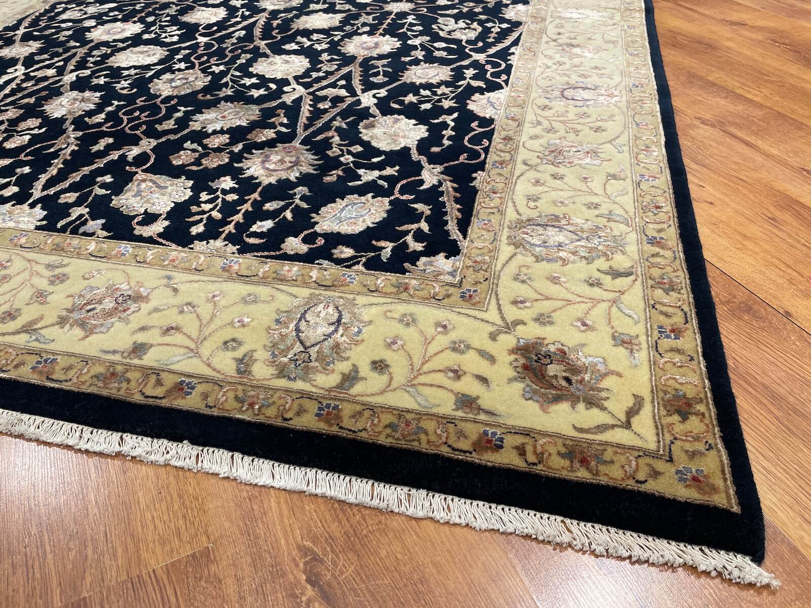 Nazende İpekli Uşak El Dokuma Halı