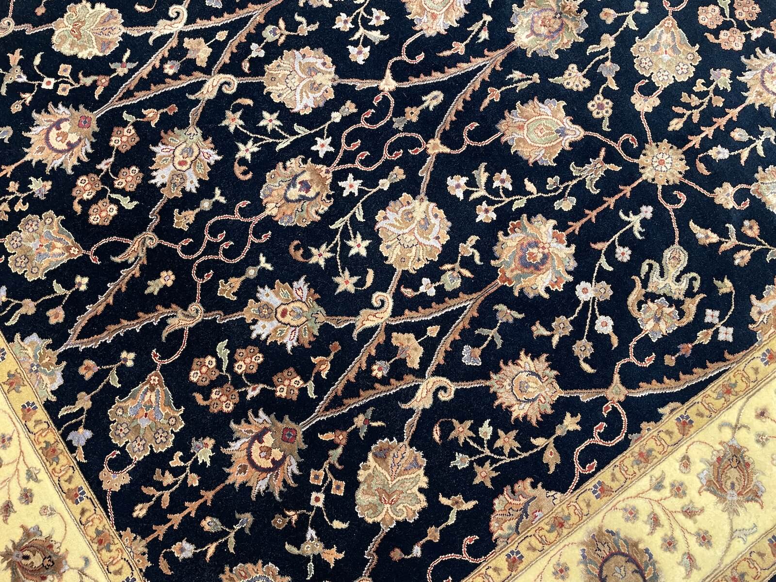 Nazende İpekli Uşak El Dokuma Halı