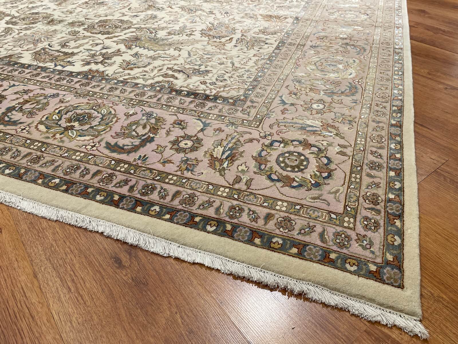 Nazende İpekli Uşak El Dokuma Halı