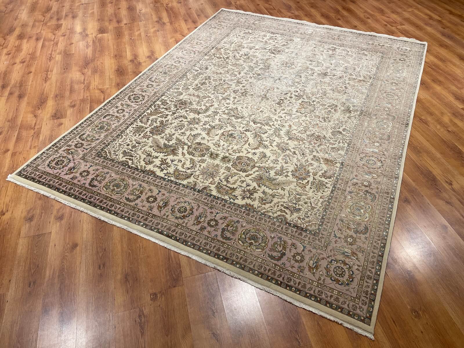 Nazende İpekli Uşak El Dokuma Halı