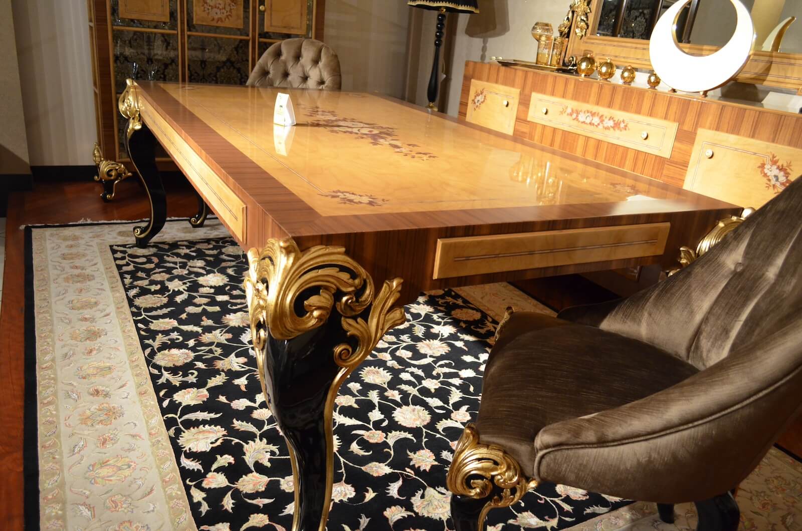 Nazende İpekli Uşak El Dokuma Halı