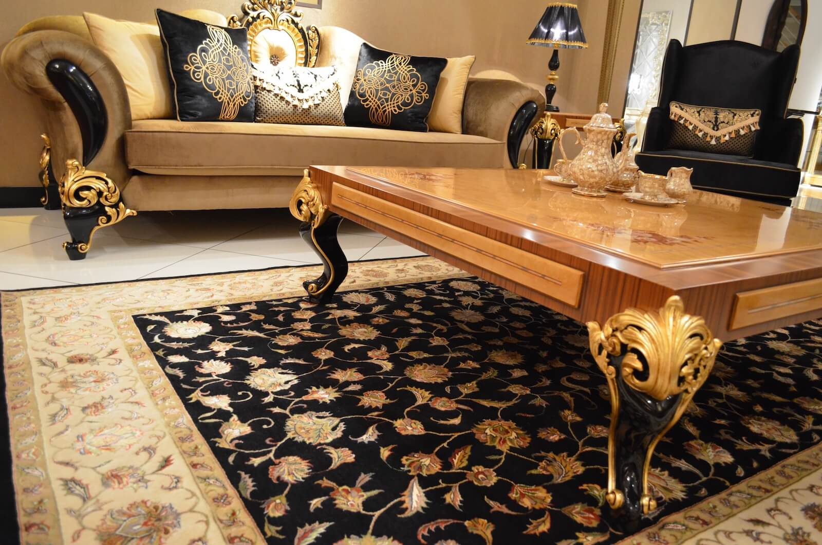 Nazende İpekli Uşak El Dokuma Halı