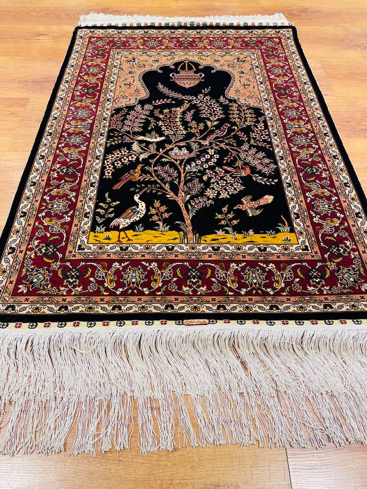 Saf İpek Mihraplı El Dokuma Halı