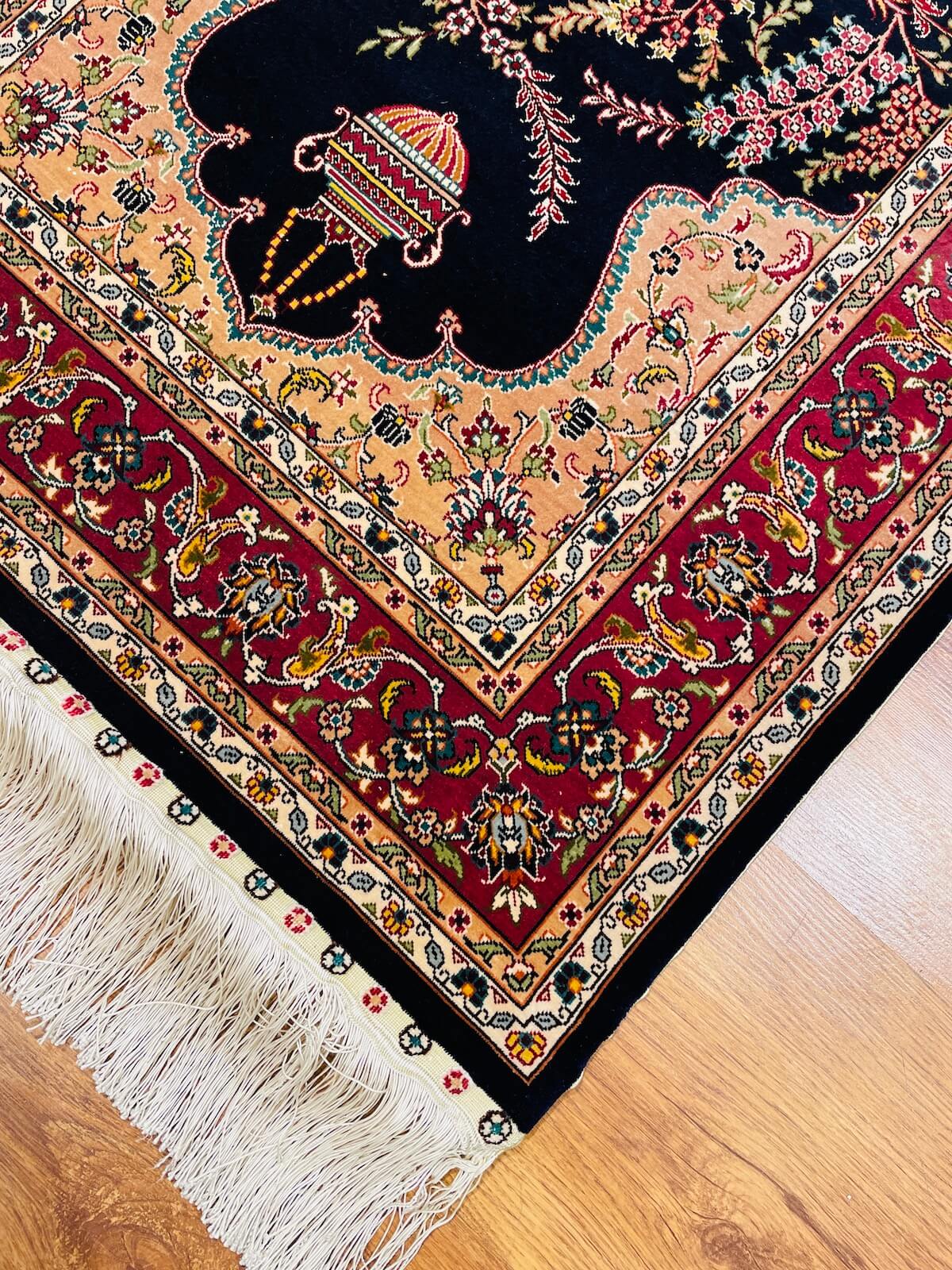 Saf İpek Mihraplı El Dokuma Halı