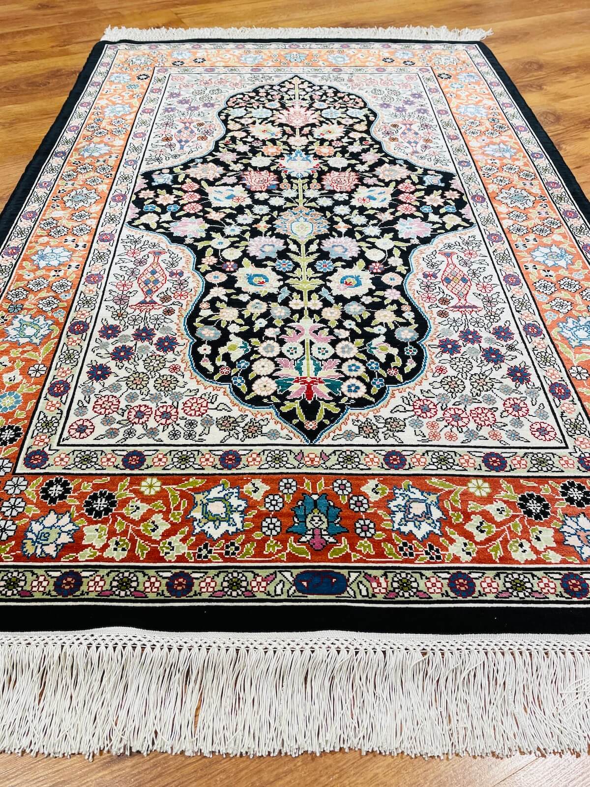 Saf İpek Madalyonlu El Dokuma Halı