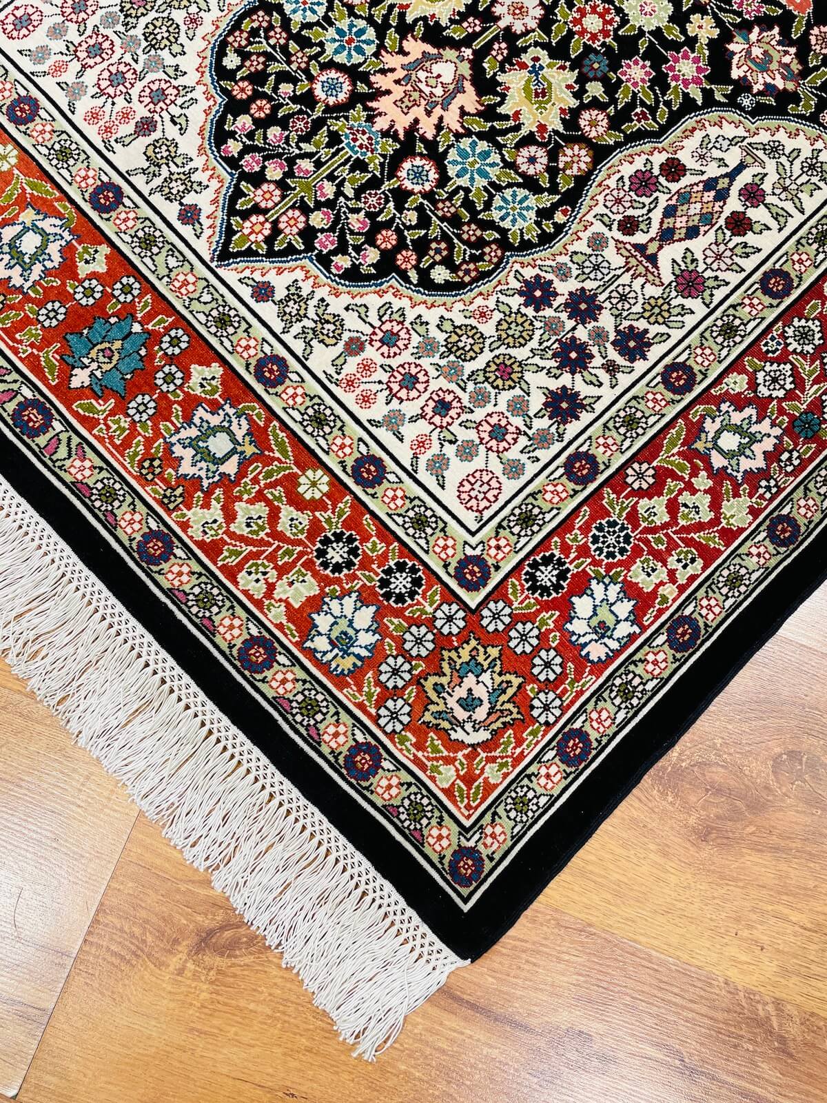 Saf İpek Madalyonlu El Dokuma Halı