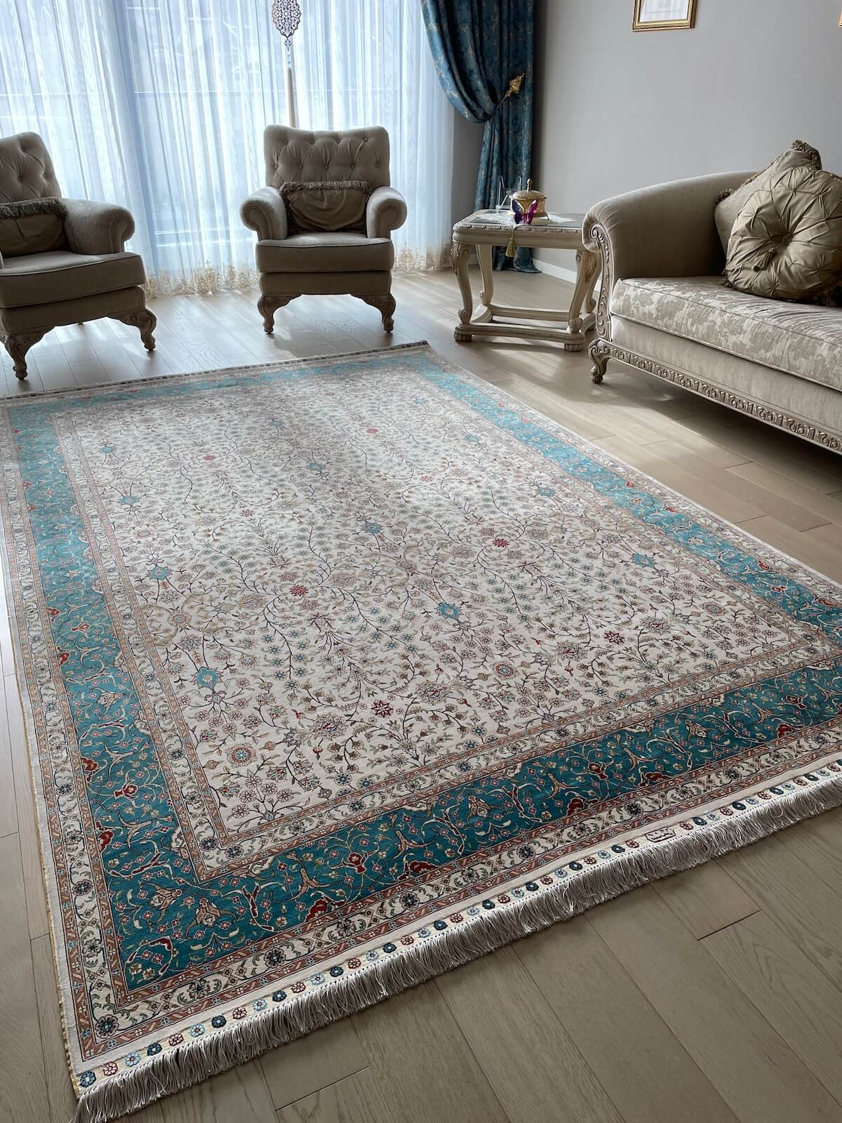 Saf İpek Serpme Çiçek El Dokuma Halı