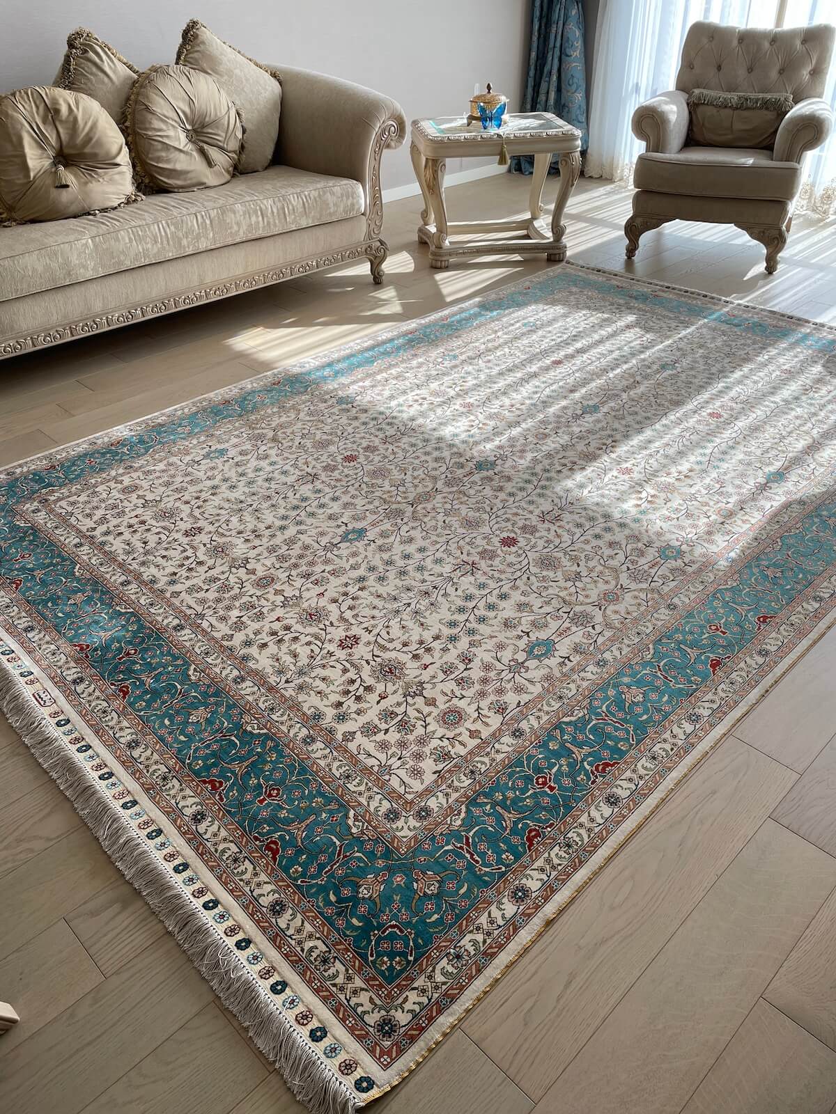 Saf İpek Serpme Çiçek El Dokuma Halı