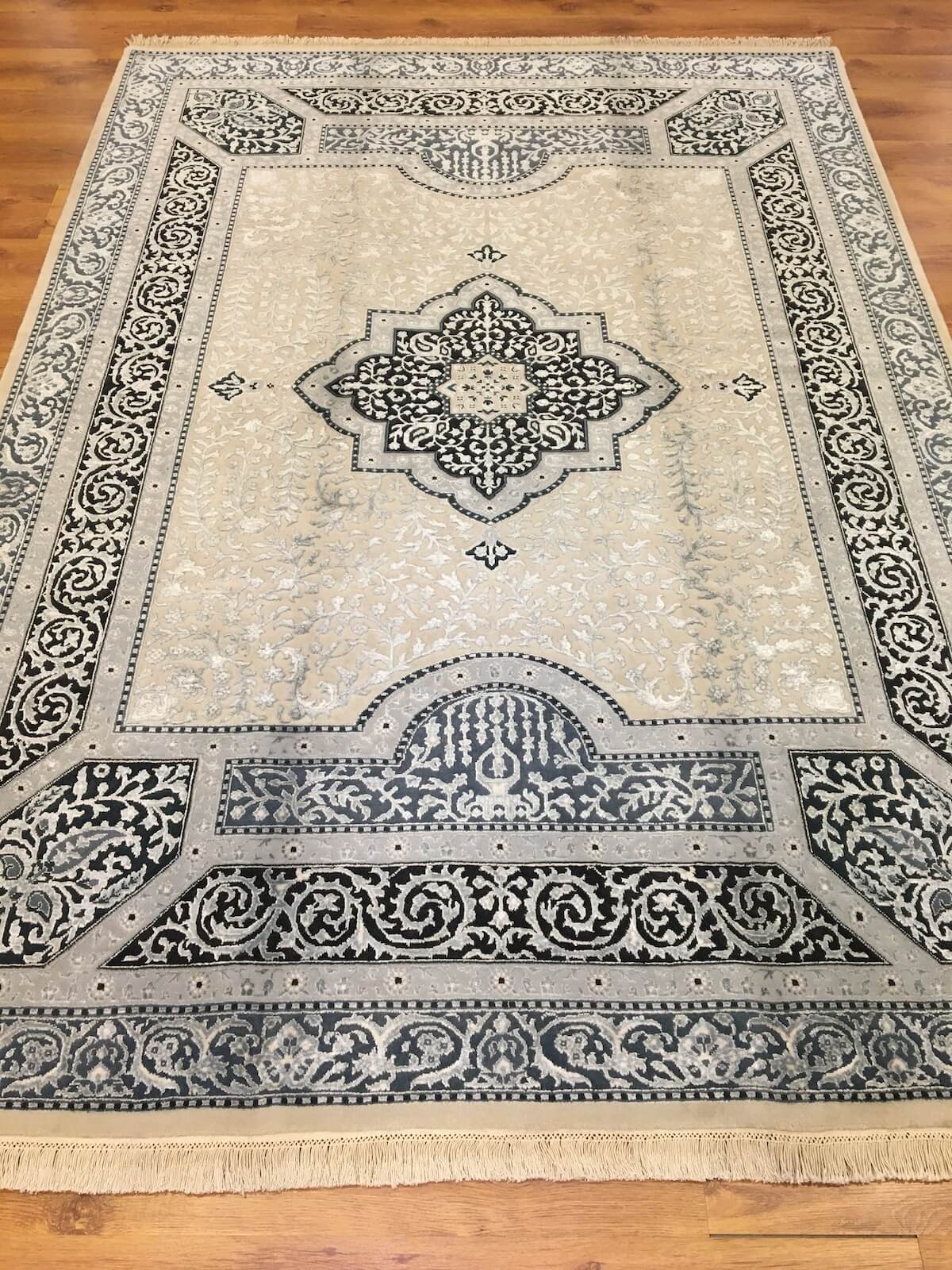 Şiraze İpekli Uşak El Dokuma Halı