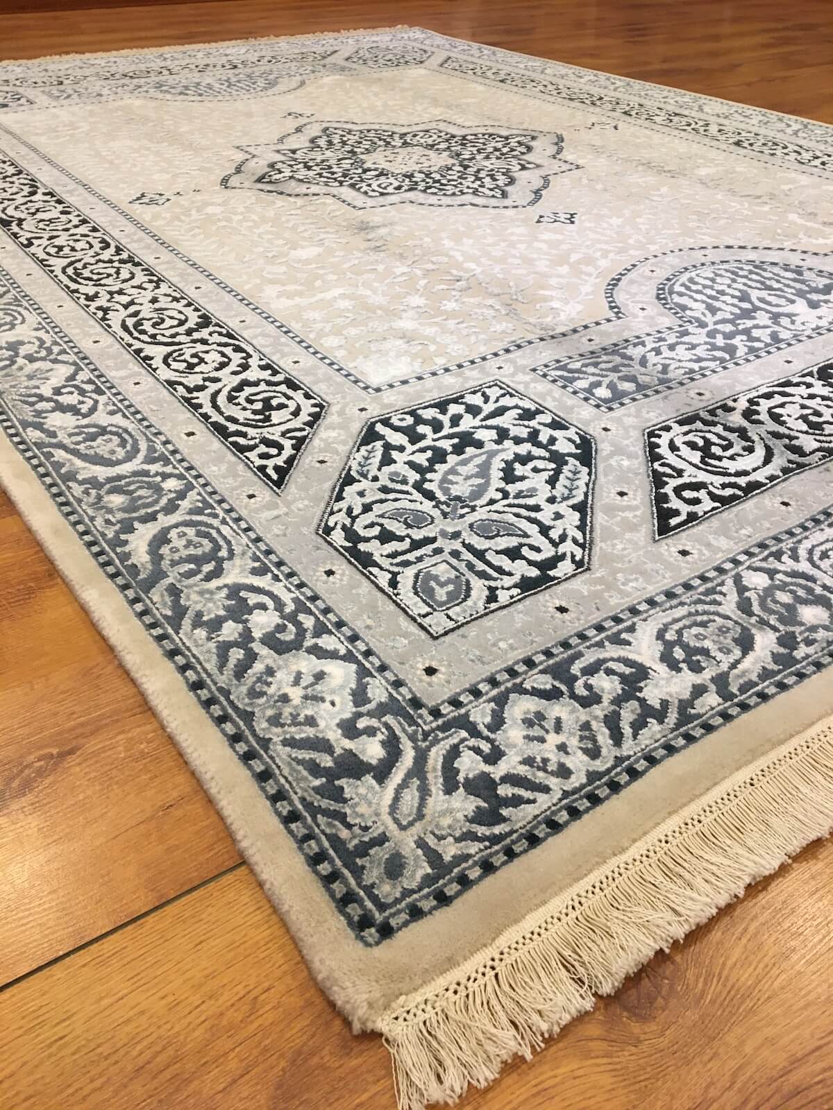 Şiraze İpekli Uşak El Dokuma Halı