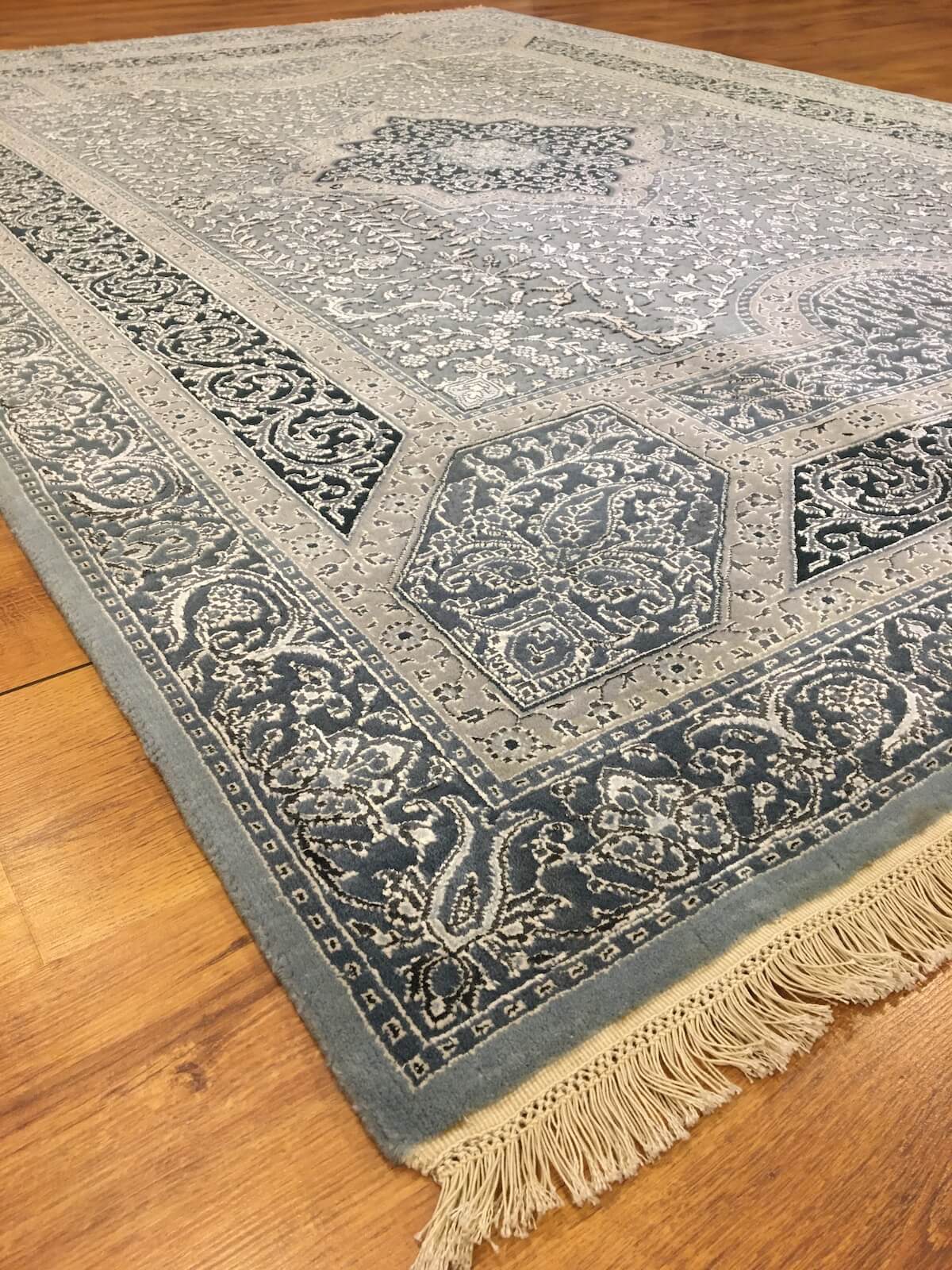 Şiraze İpekli Uşak El Dokuma Halı