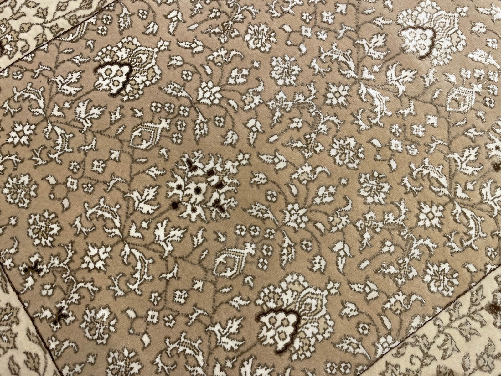 Şiraze İpekli Uşak El Dokuma Halı Yolluk